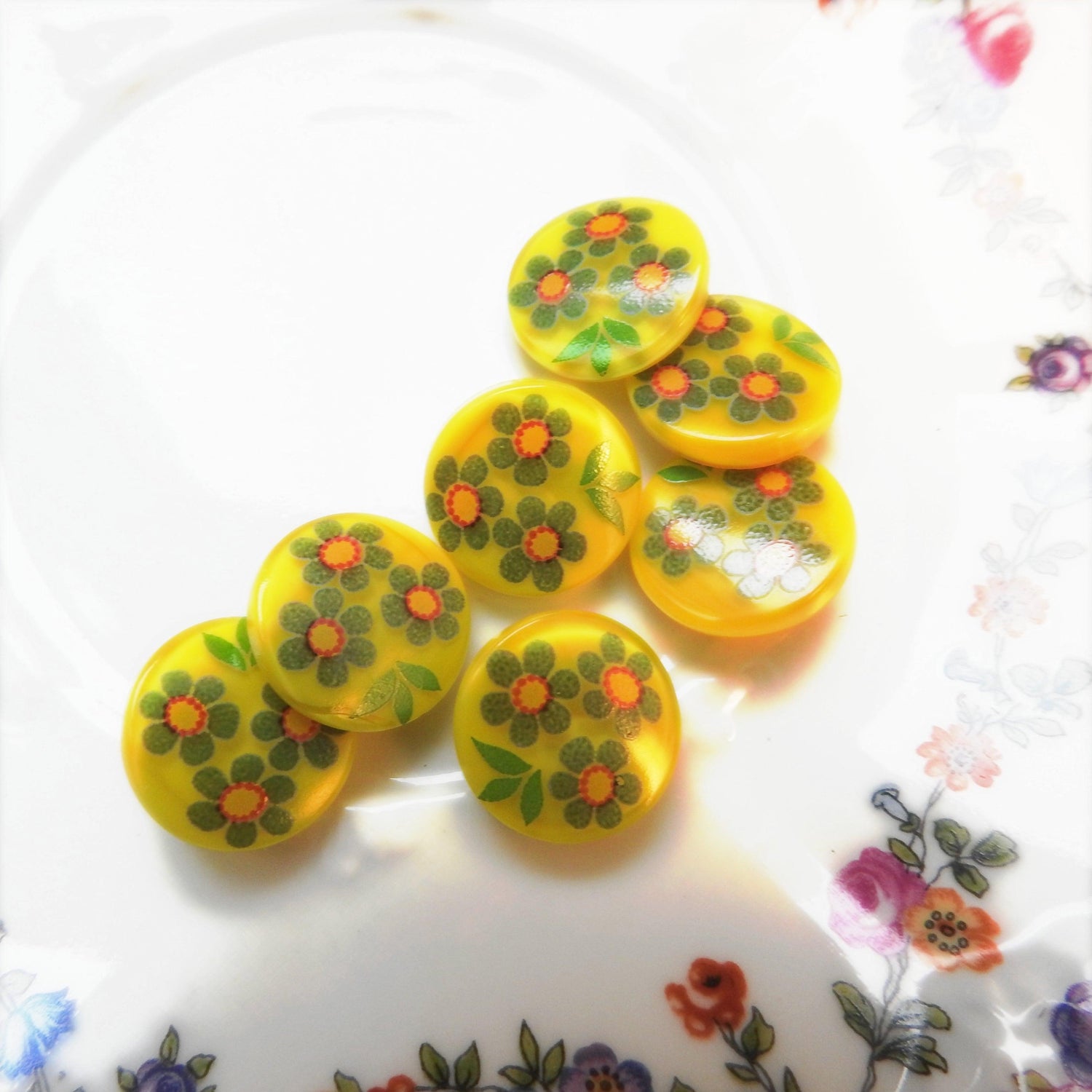 Vintage buttons - zazaofcanada