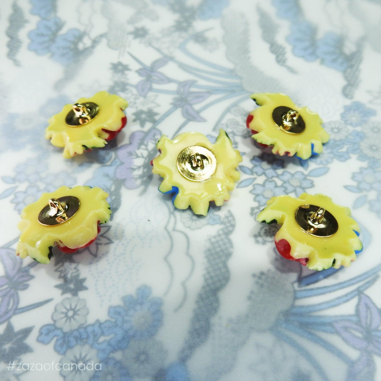Fancy buttons flower shaped, painted and colored with a nice multidimensional design, for decorative jewelry making and flower sewing DIY
