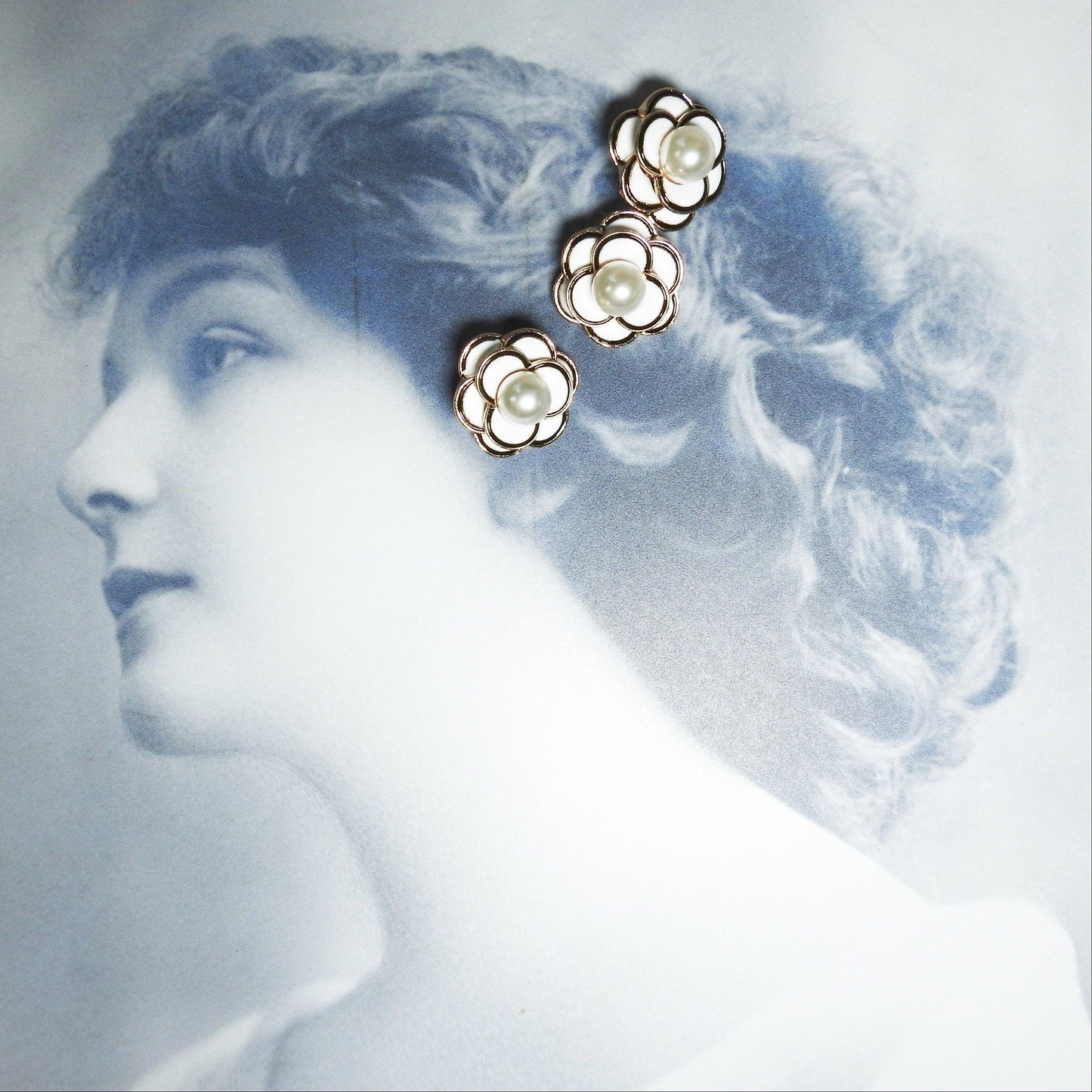 Flower-shaped pearl buttons with shank, fashionable black and white camellia buttons, Classy French fashion style CC buttons, lot of 5