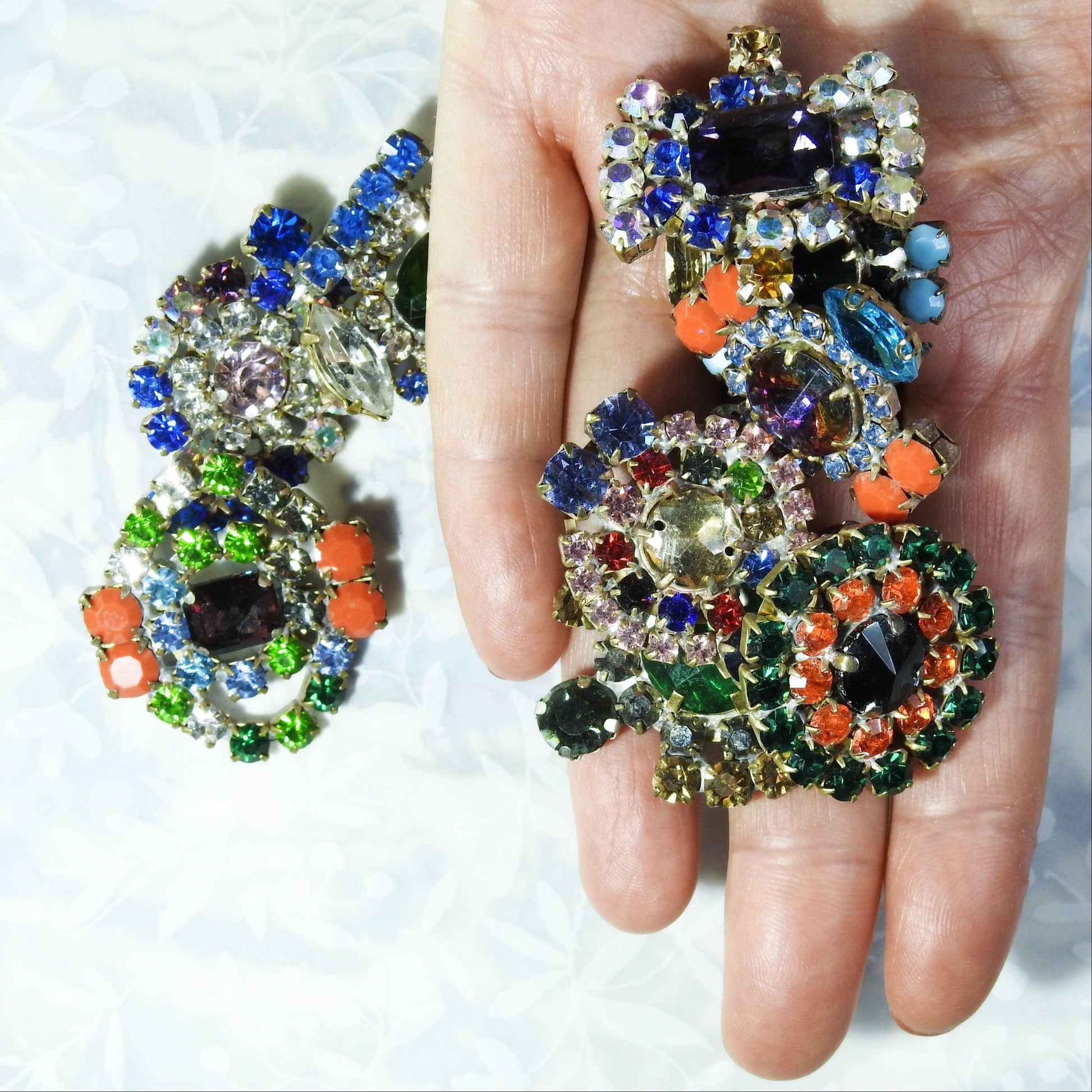 Vintage glass buttons with shank for jewelry making, with fancy antique colored rhinestone crystal and old fashioned style, lot of 9, 1 inch