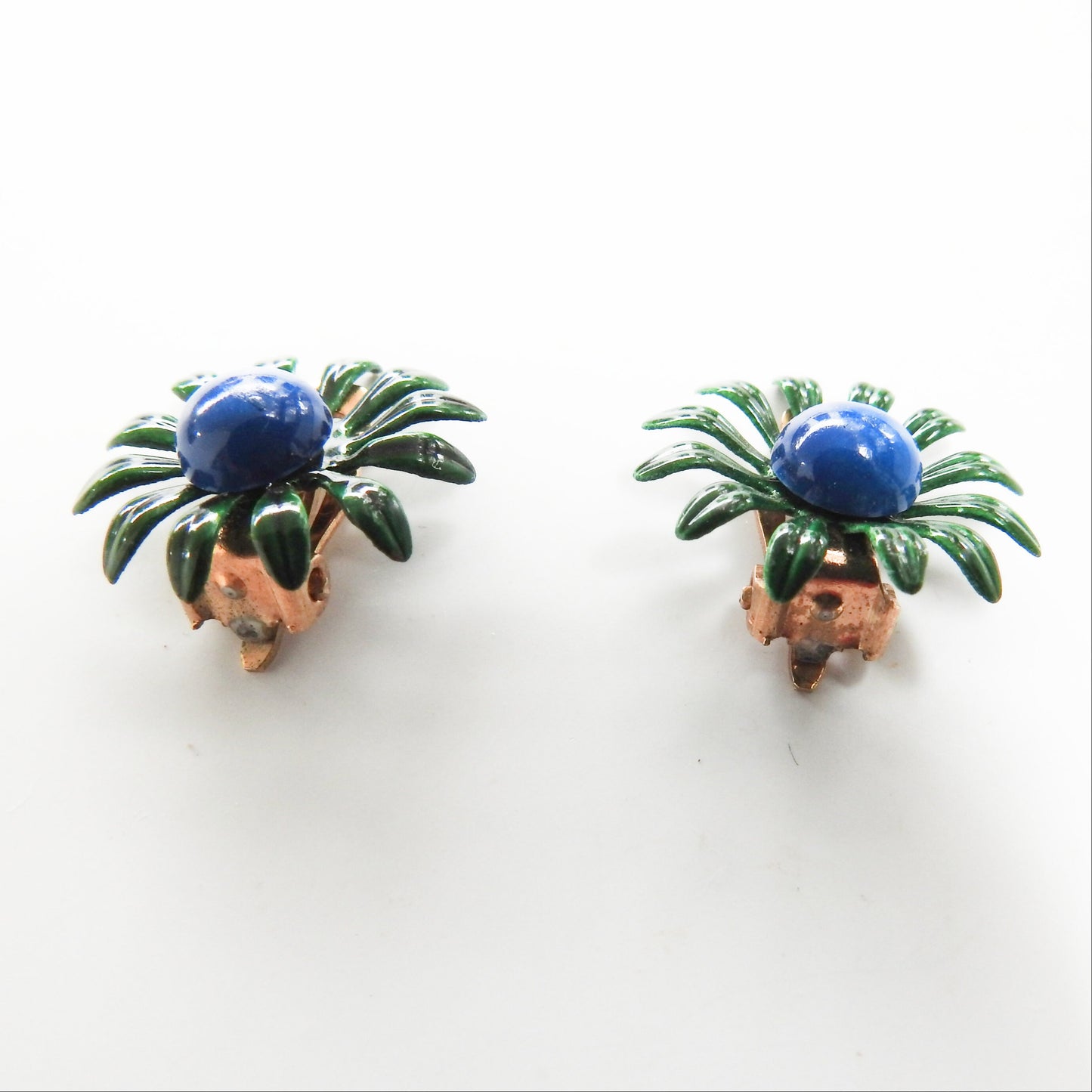 Green Daisy Flower Earrings - Vintage Clip-Ons for Women - Floral and Old-fashioned Gift idea for wife, mom - Timeless Heirloom Quality