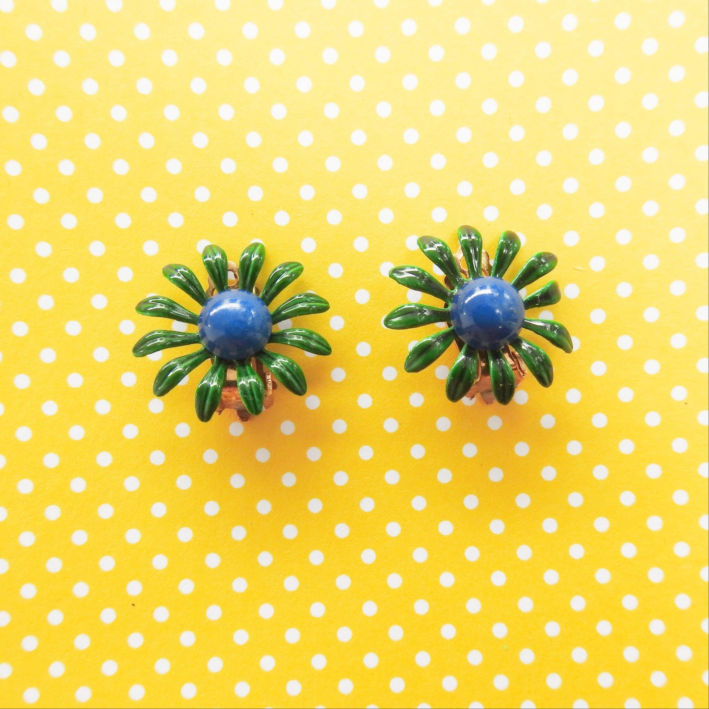 Green Daisy Flower Earrings - Vintage Clip-Ons for Women - Floral and Old-fashioned Gift idea for wife, mom - Timeless Heirloom Quality