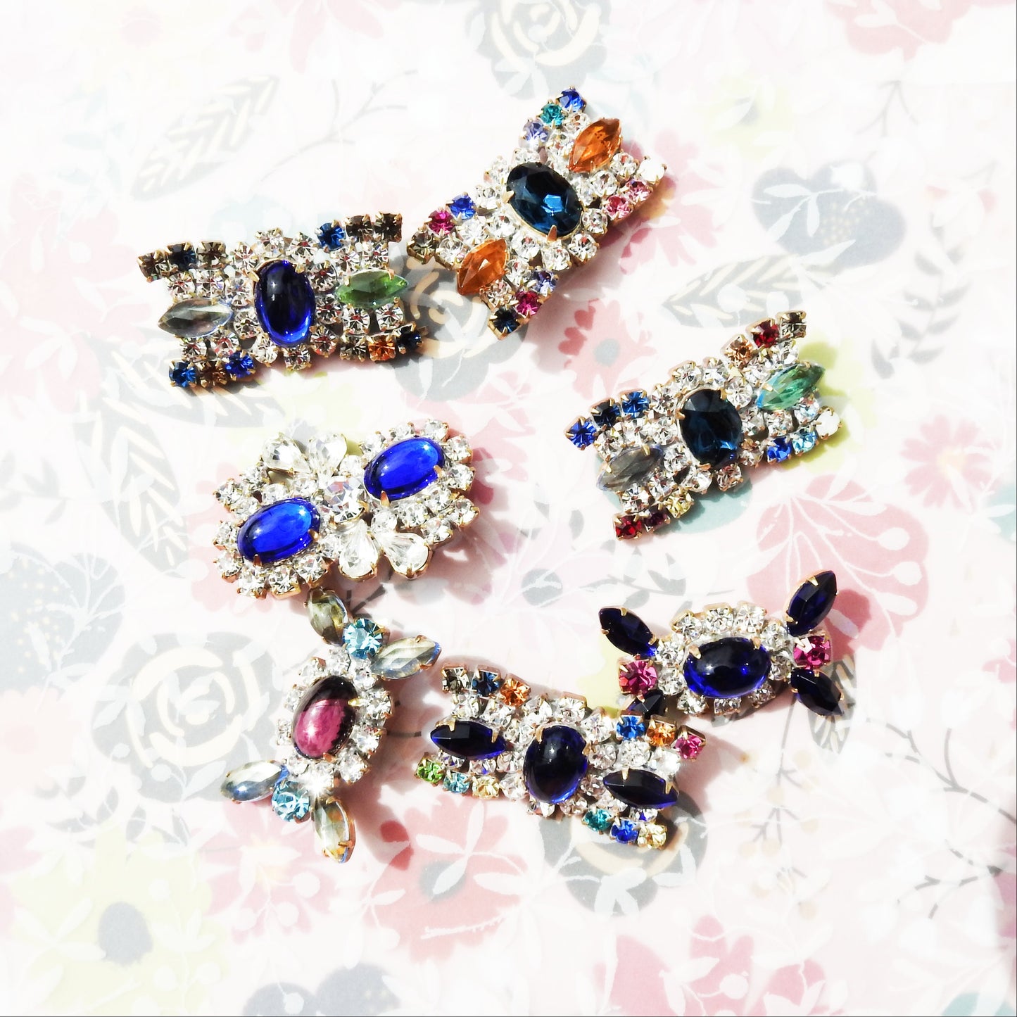 Bow-shaped Czech glass buttons