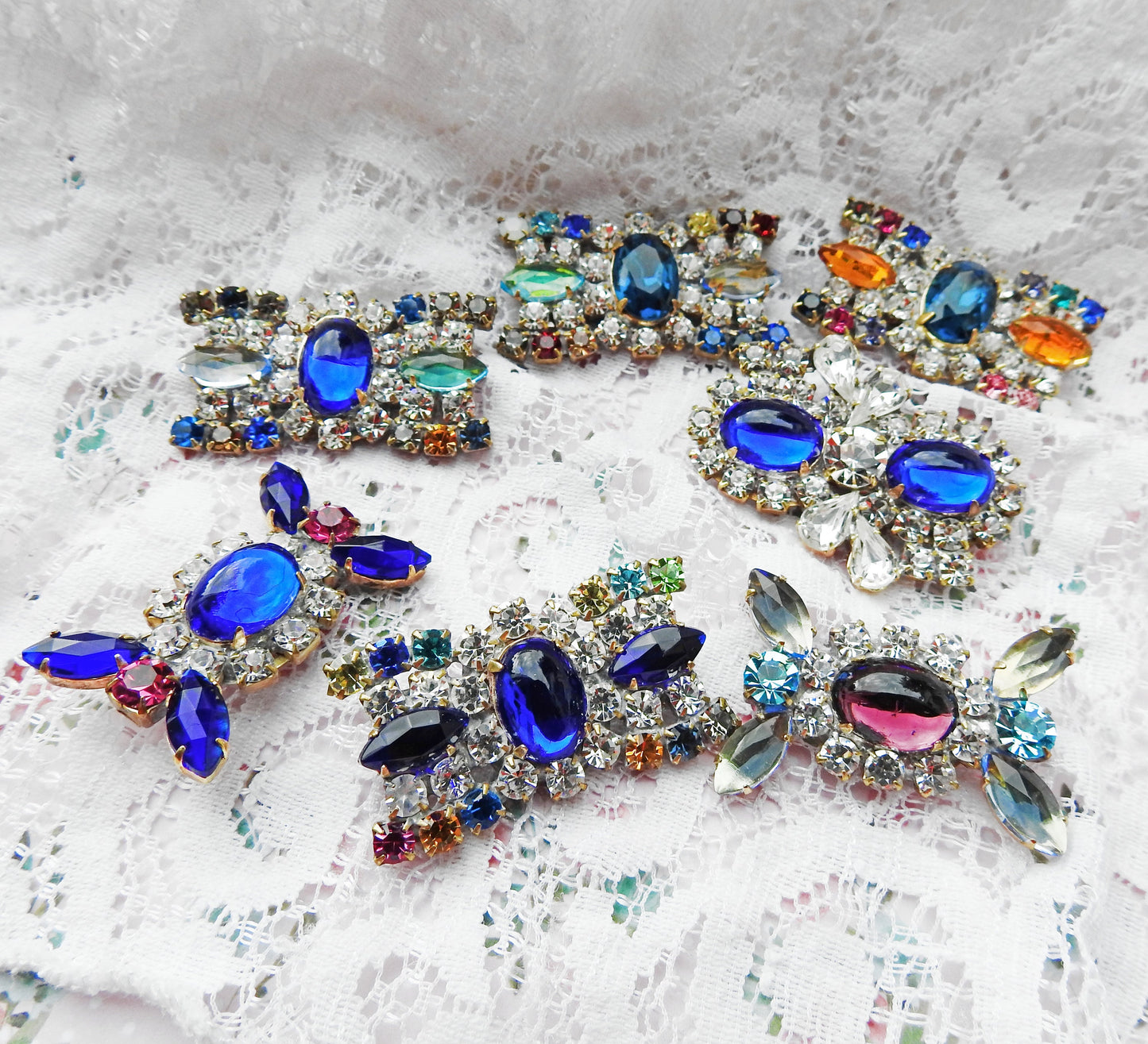 Bow-shaped Czech glass buttons