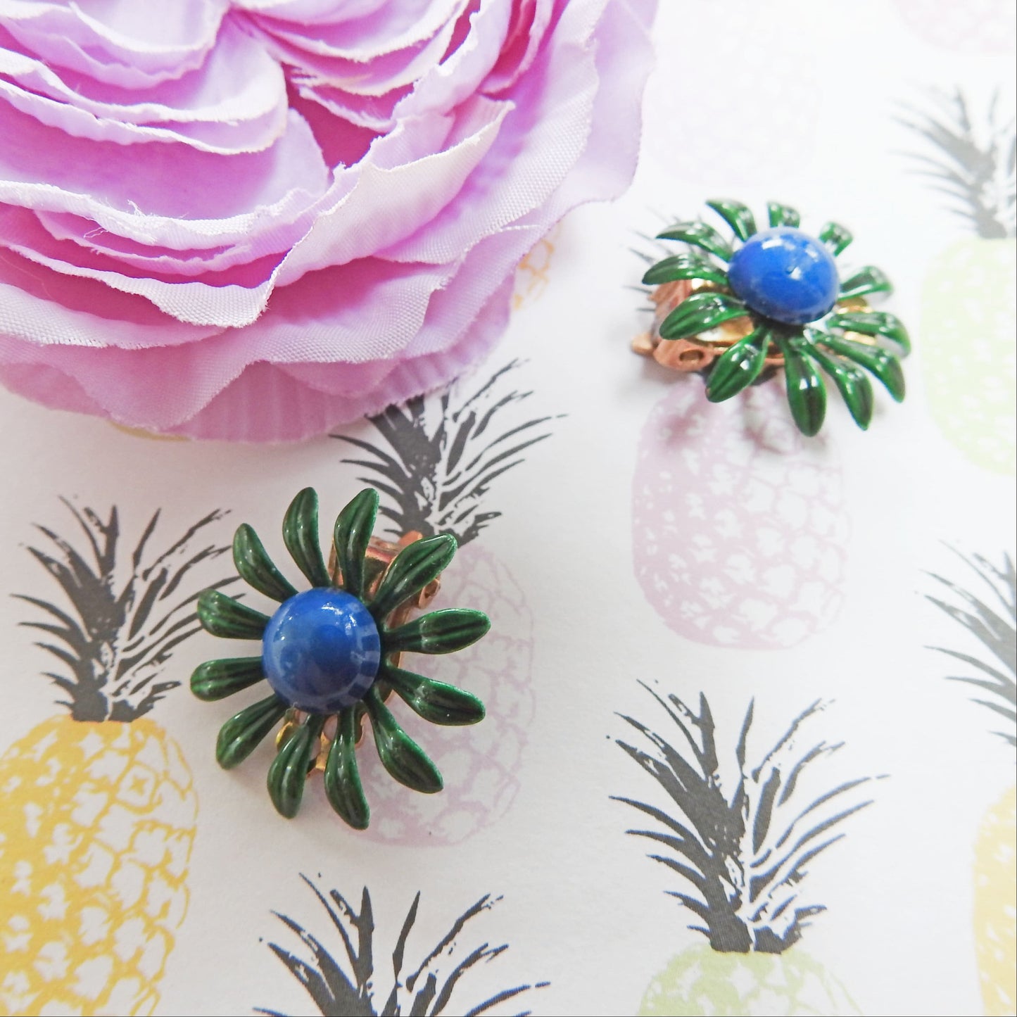 Daisy clip on earrings