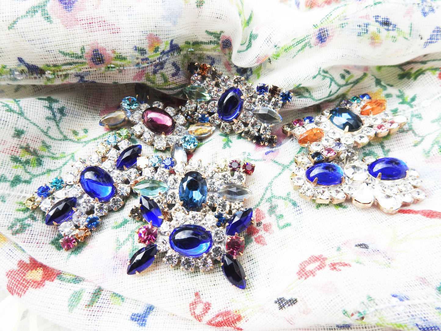 Bow-shaped Czech glass buttons
