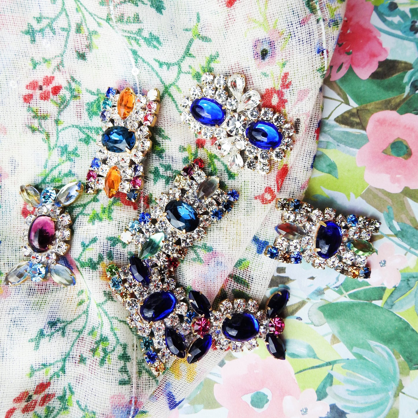 Bow-shaped Czech glass buttons