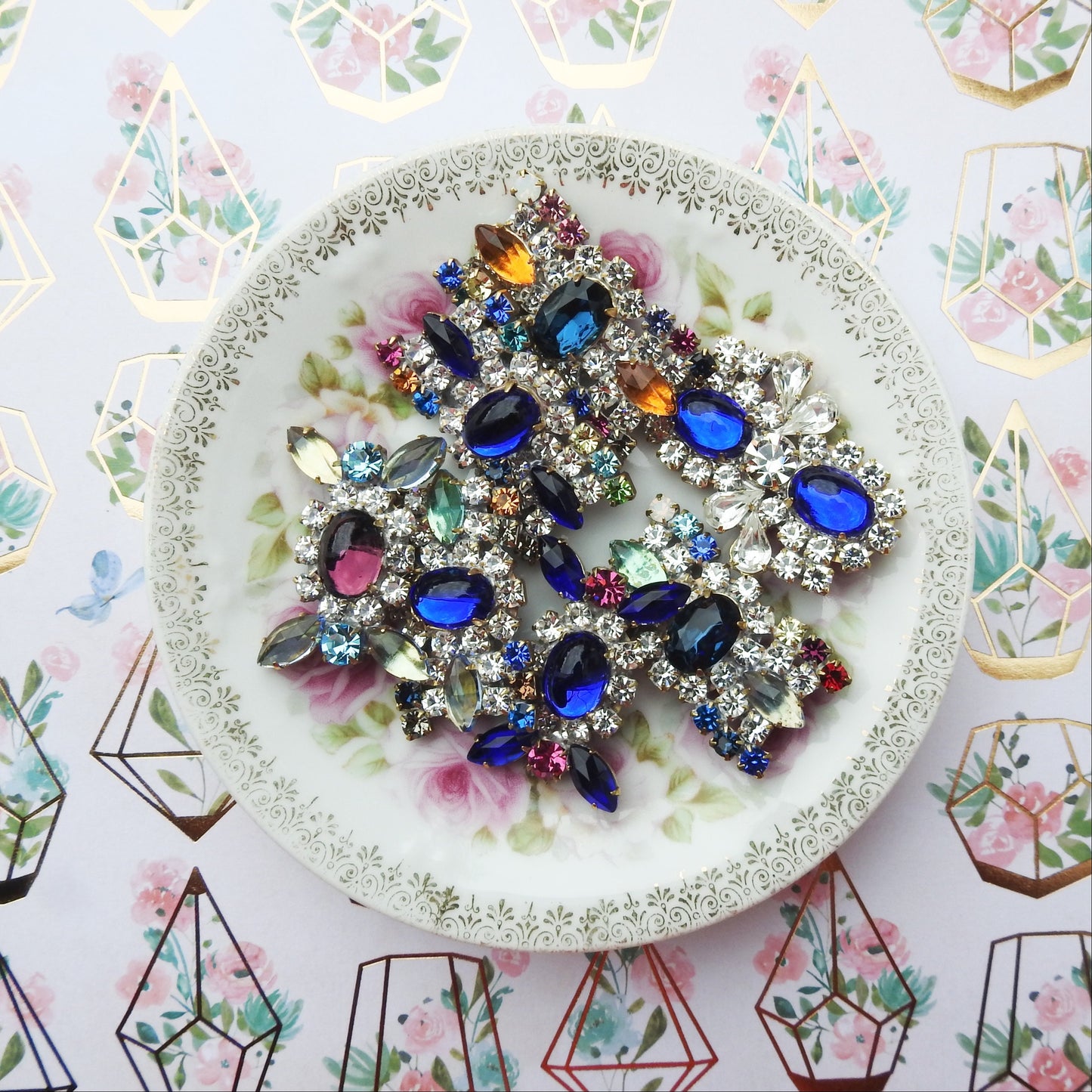Bow-shaped Czech glass buttons