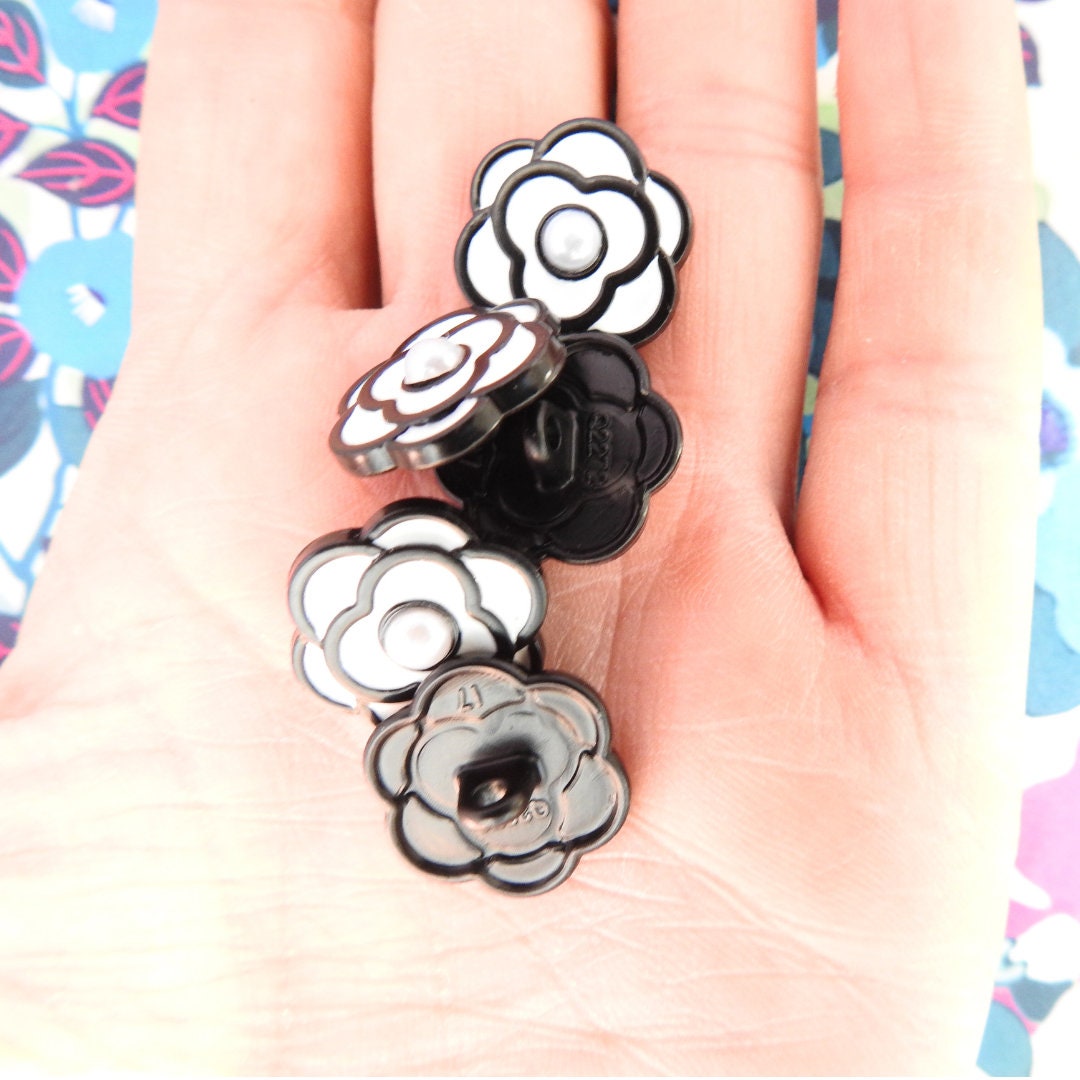 Fancy camellia flower buttons with shank - Set of 5 - 18 mm