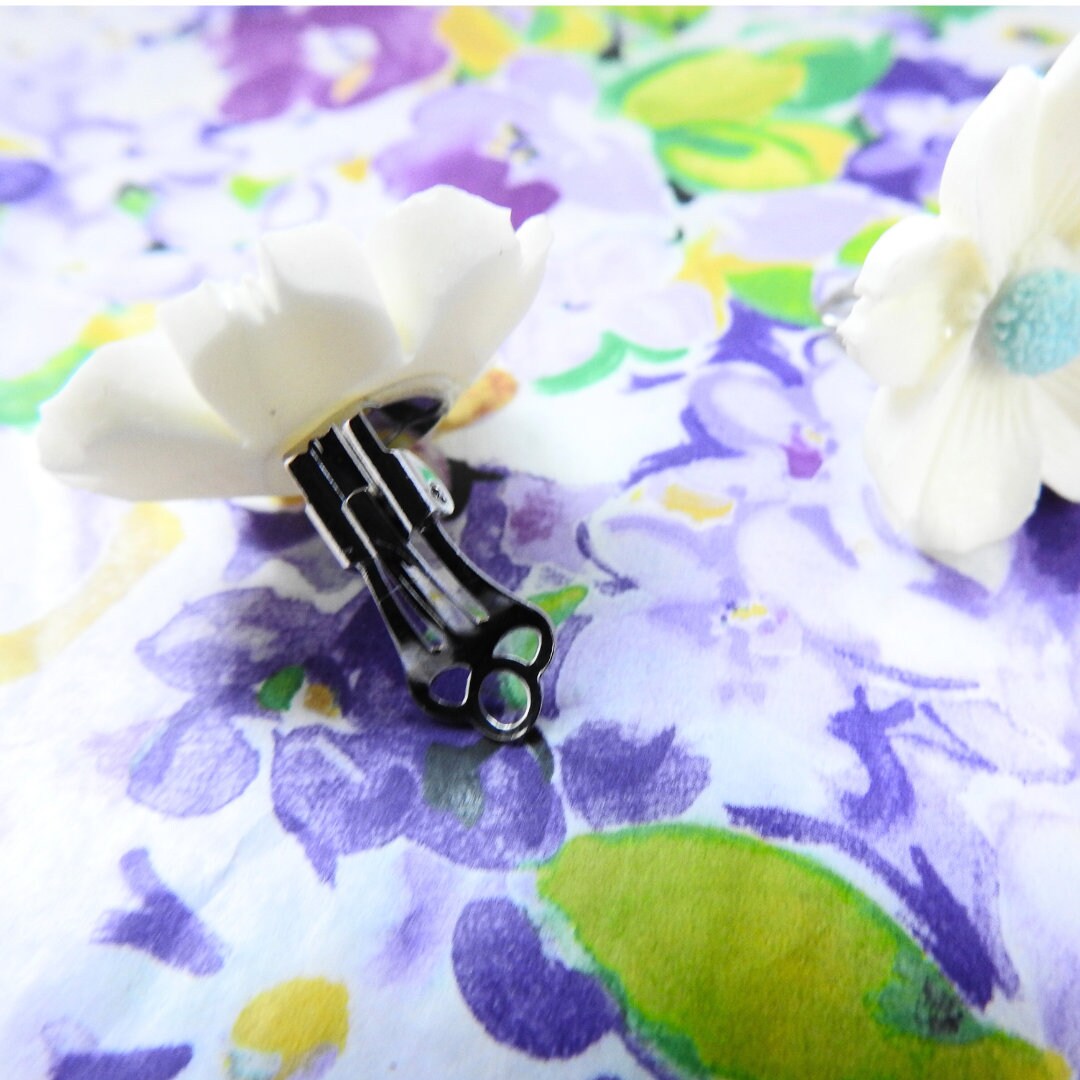 Charming Bridal Daisy Clip-On Earrings in White & Blue, Floral Acrylic Design for Weddings and Special Occasions