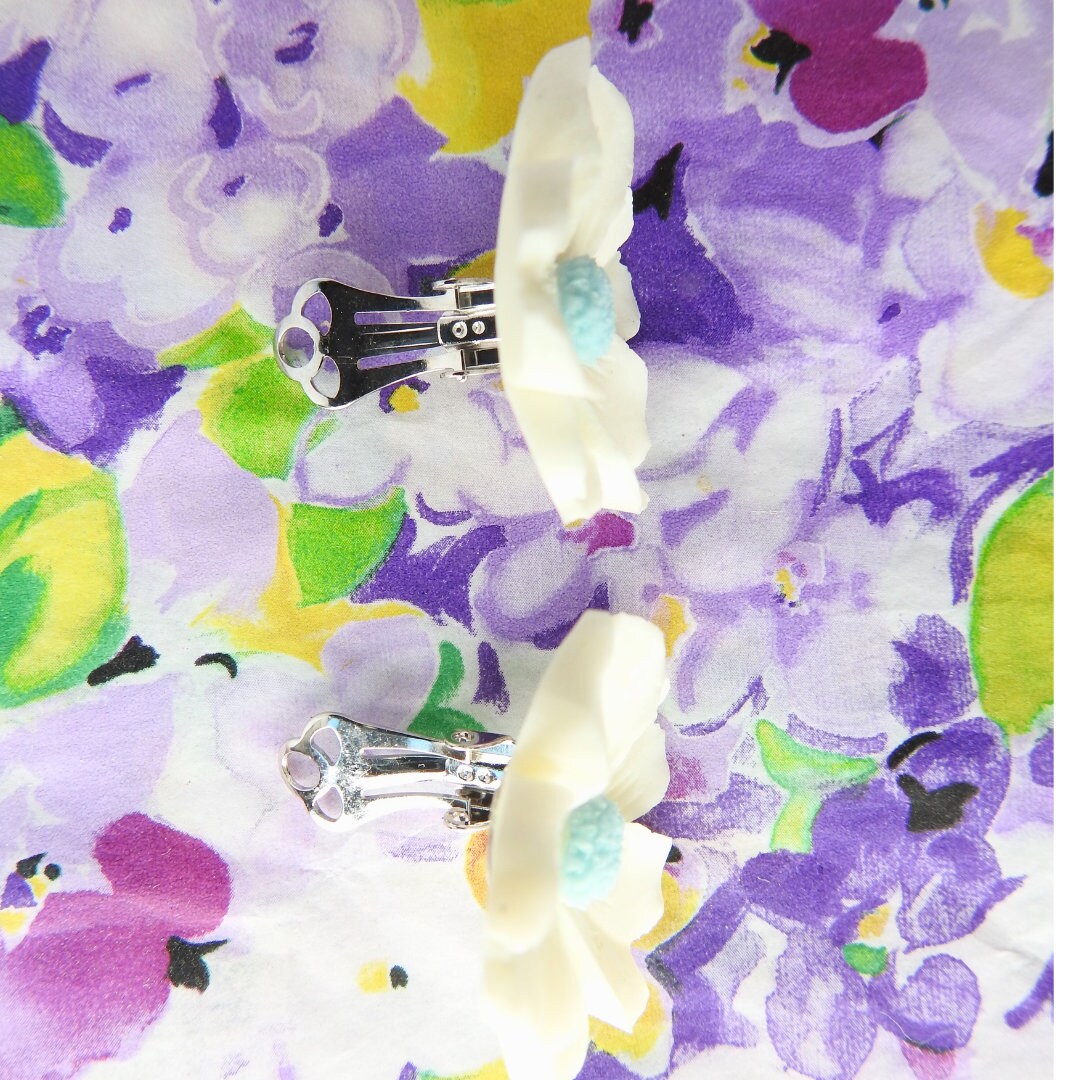 Daisy Flower Clip on Earrings
