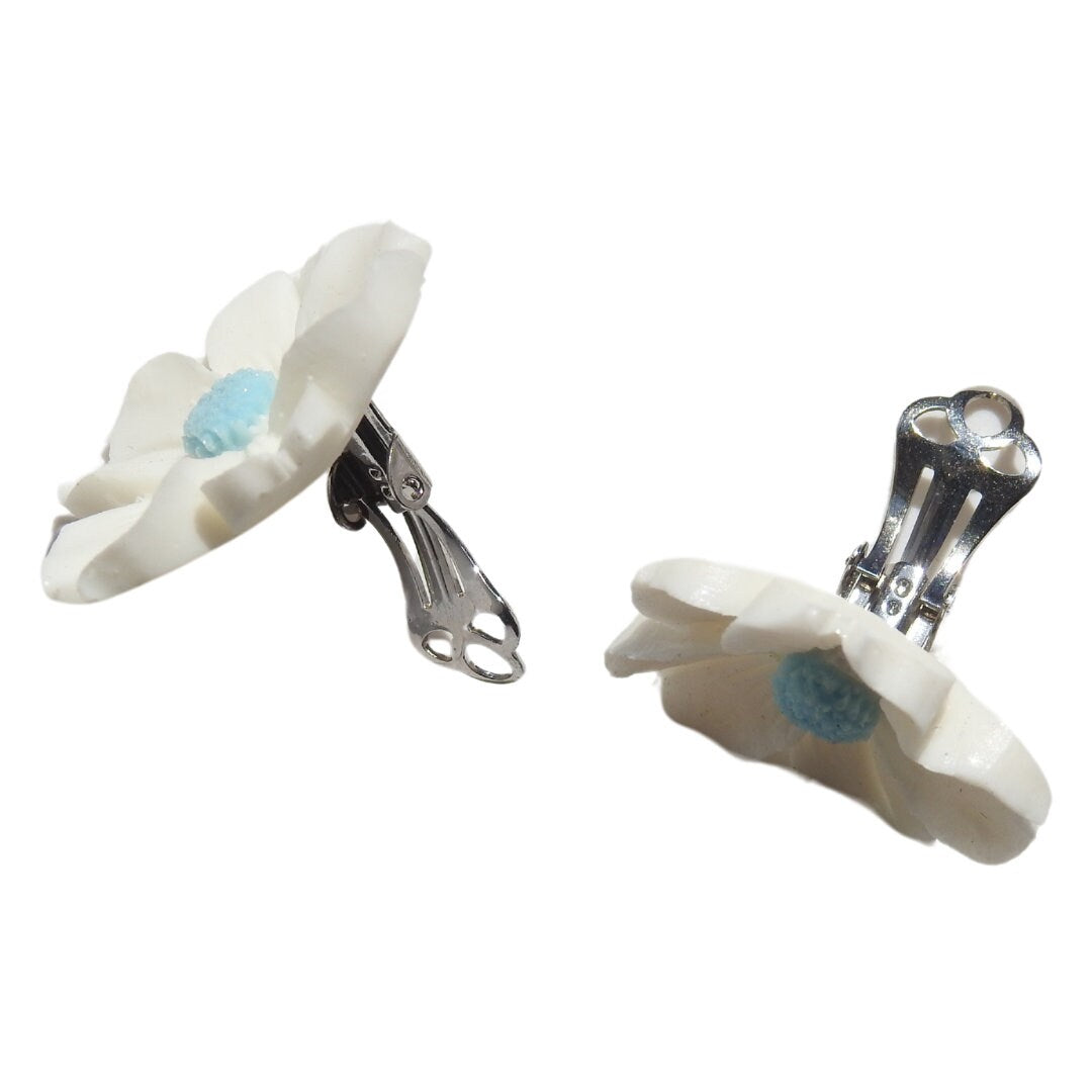 Charming Bridal Daisy Clip-On Earrings in White & Blue, Floral Acrylic Design for Weddings and Special Occasions