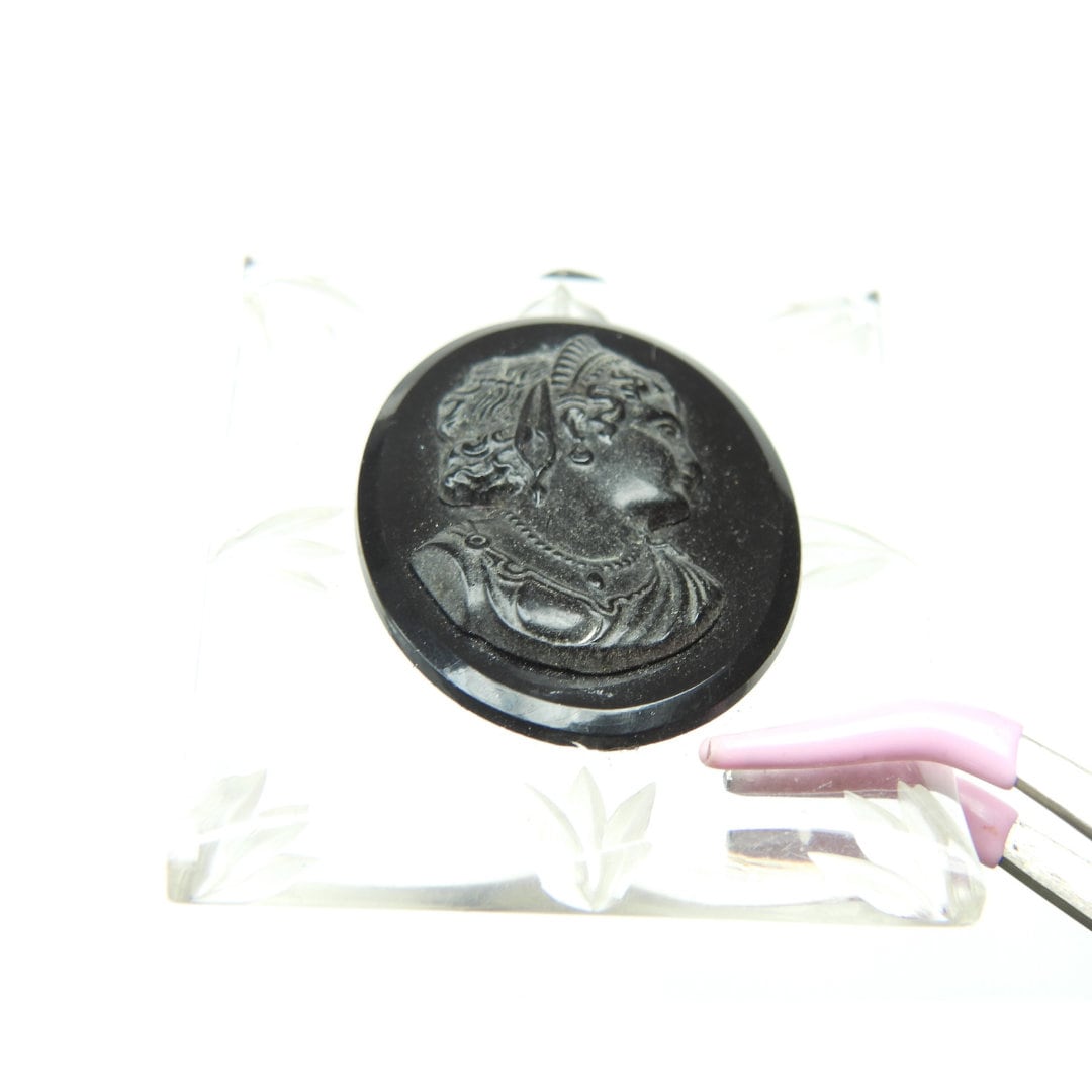 Stunning Antique Black Cameo Brooch pin - Vintage 3-dimensional broach jewellery for women - 70th birthday gift for women