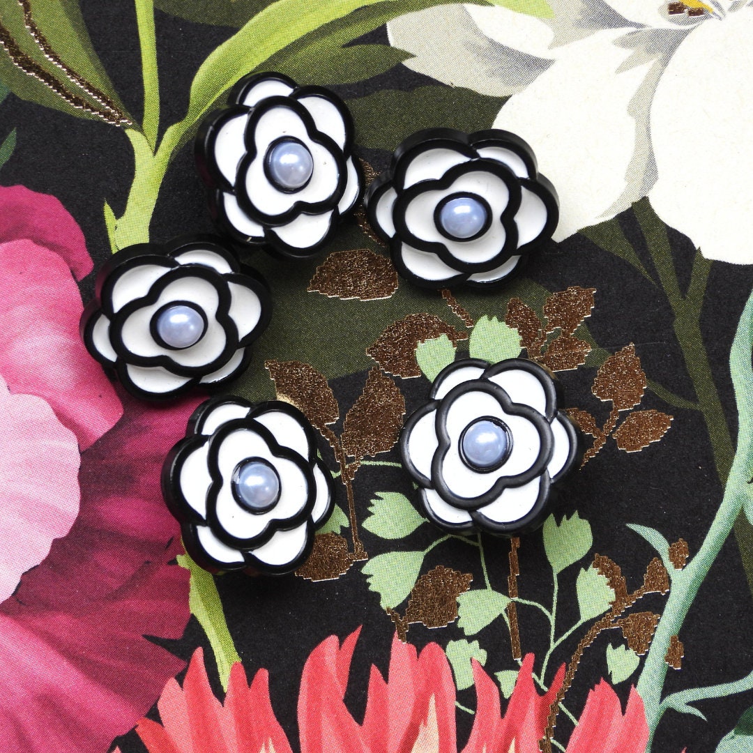 Fancy camellia flower buttons with shank - Set of 5 - 18 mm