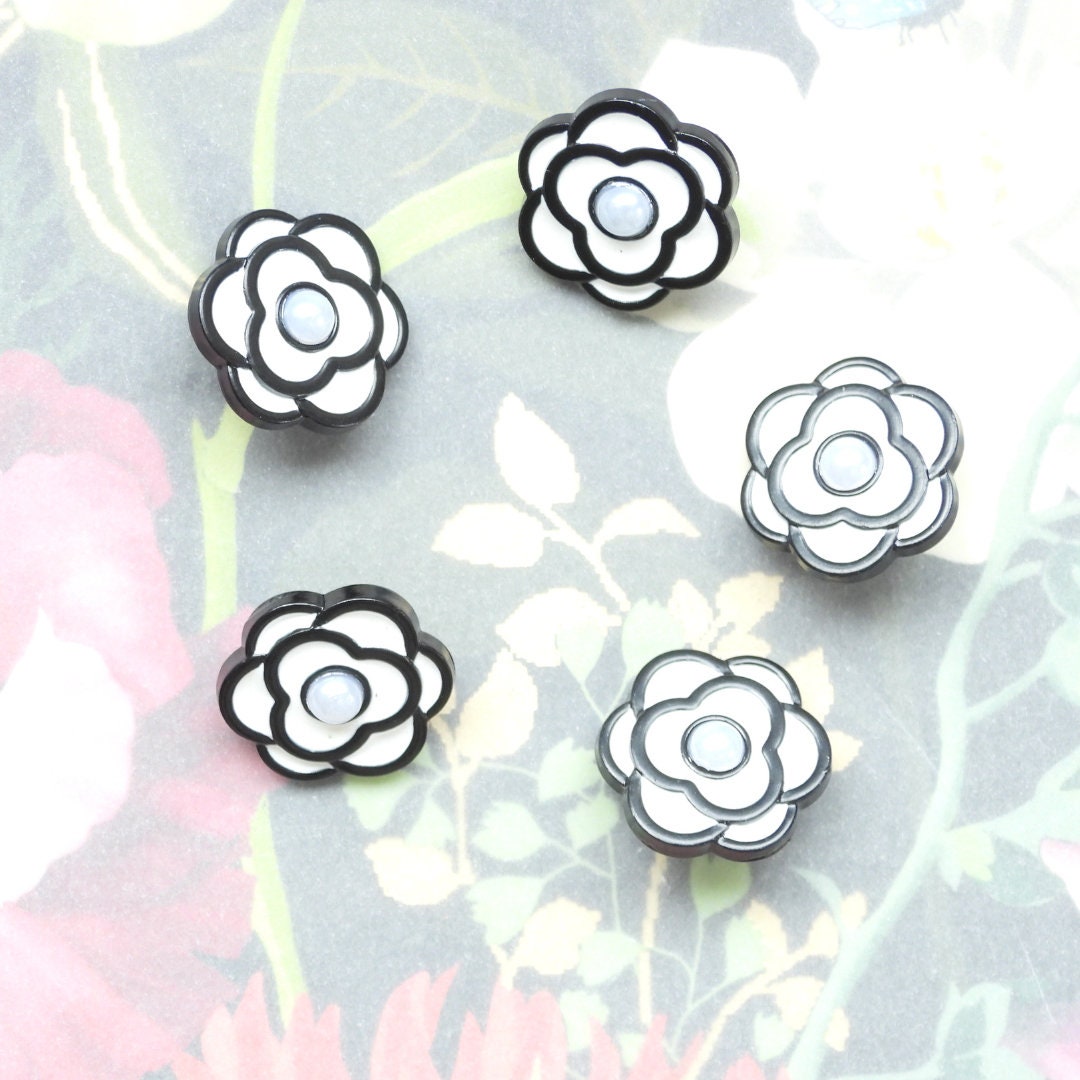 Fancy camellia flower buttons with shank - Set of 5 - 18 mm