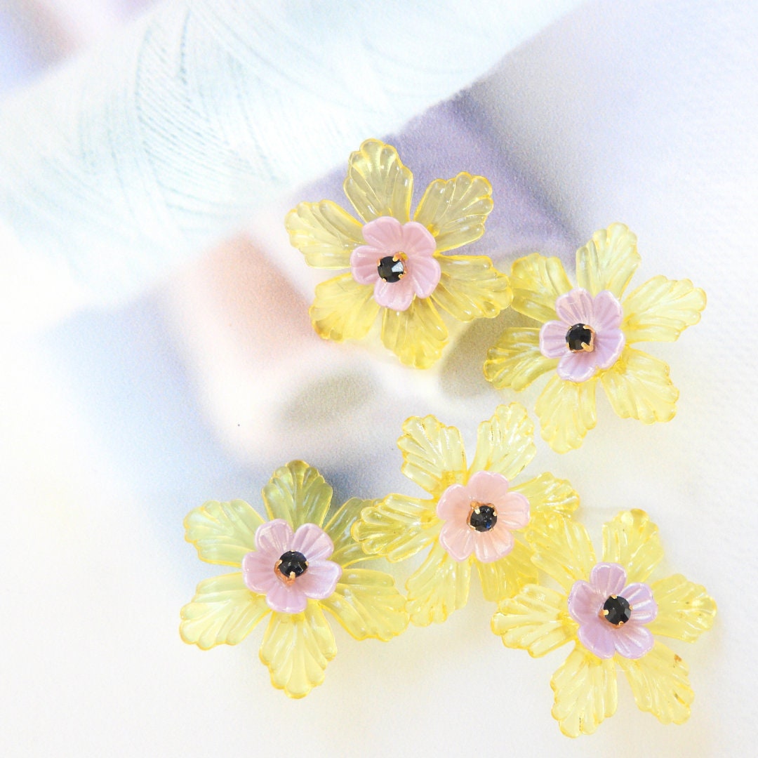 Set of 5 Fancy Flower Buttons in Purple & Lemon Yellow – 30 mm