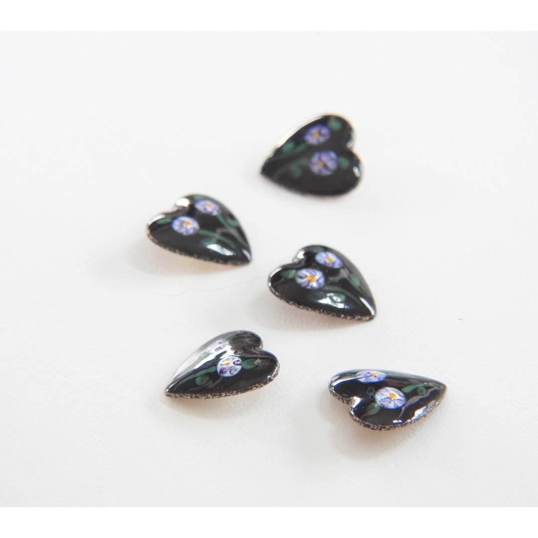 Set of 5 Vintage Heart-Shaped Buttons – Black Enamel with Floral Design – Retro Sewing Embellishments or Jewelry Charms – 10mm