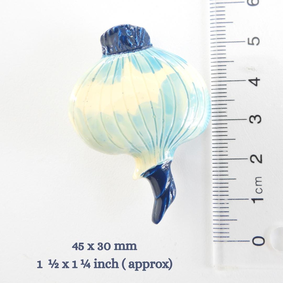 Vintage Onion-Shaped Hand-Painted Brooch – Light Blue, Navy & Beige - 40 mm - Gift for mum, grandmother, wife - Fun Timeless Jewellery