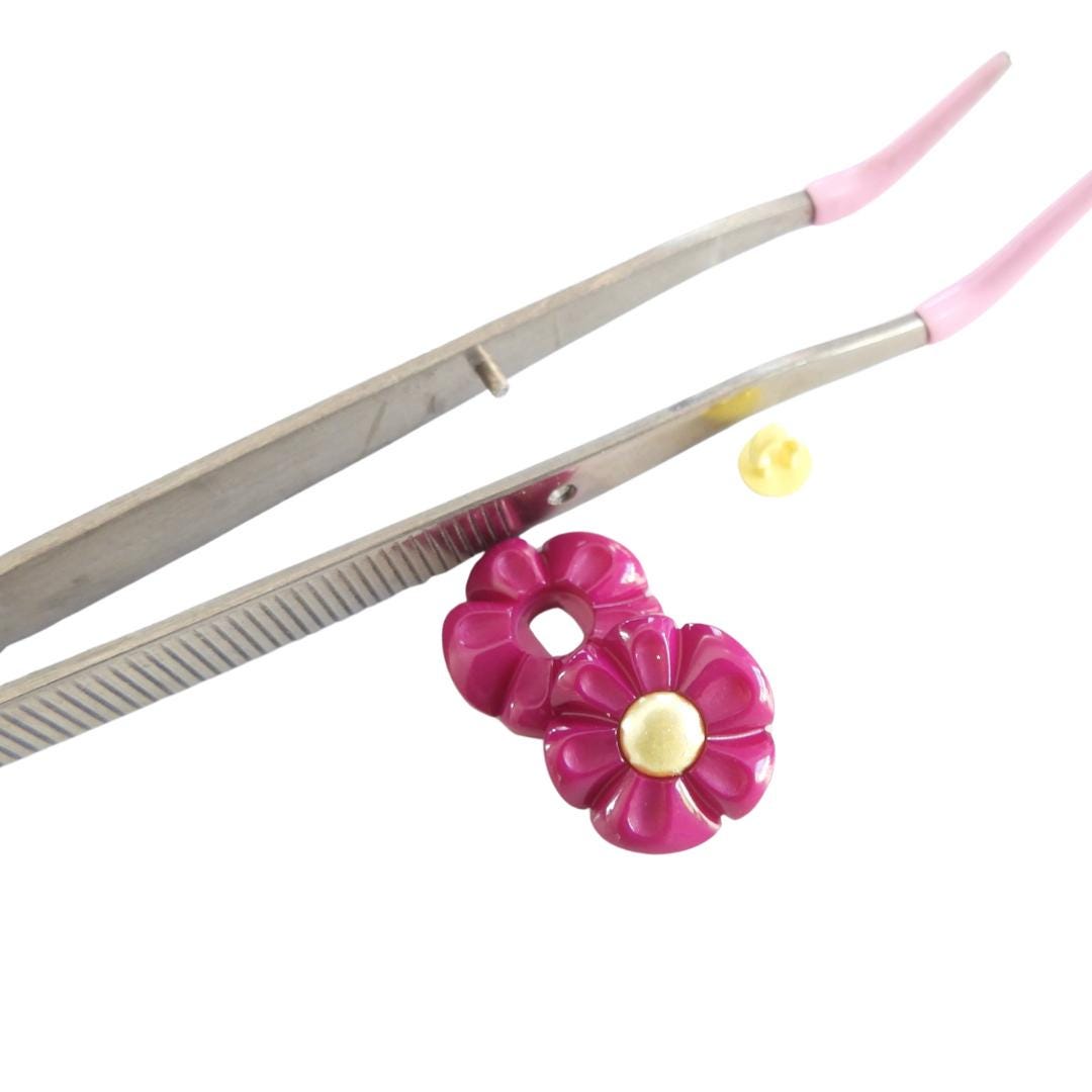 Set of 2 Flower-Shaped Buttons with Detachable Yellow Shank – 18 mm Dark Purple Petals, Lightweight & Perfect for Sewing or Craft Projects