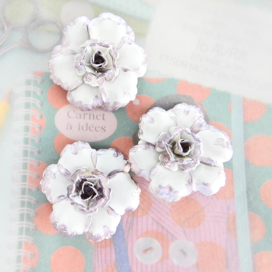 Hand-painted purple and white flower buttons for decorating hats, belts, and bridal décor. 32 mm, set of 3, with a shank, vintage-inspired.