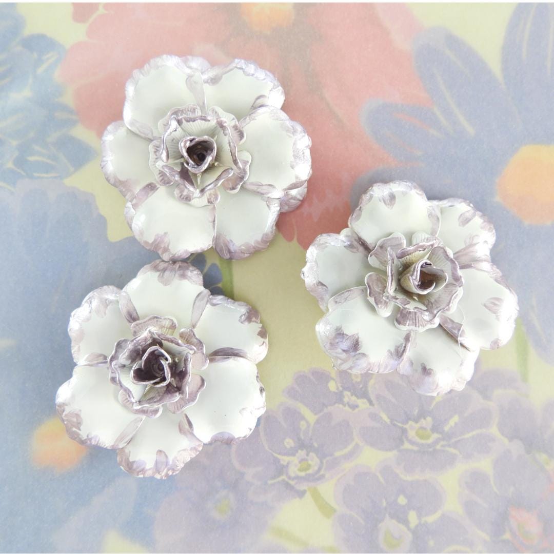 Hand-painted purple and white flower buttons for decorating hats, belts, and bridal décor. 32 mm, set of 3, with a shank, vintage-inspired.