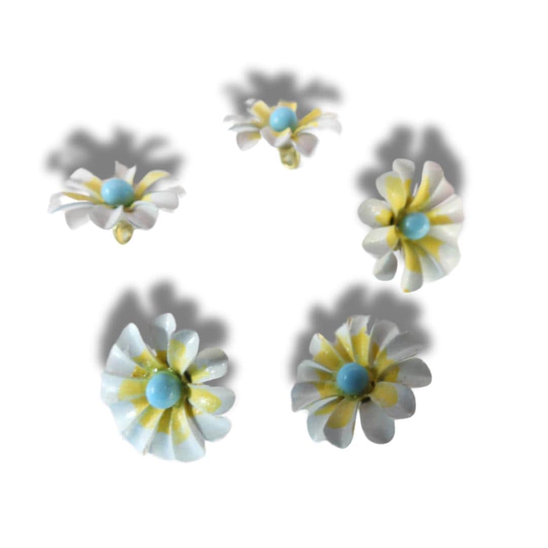 Set of 5 vintage-style daisy flower buttons. Ideal for jewelry, crafts, or country-style wedding decor. Yellow, white and blue, 15 mm