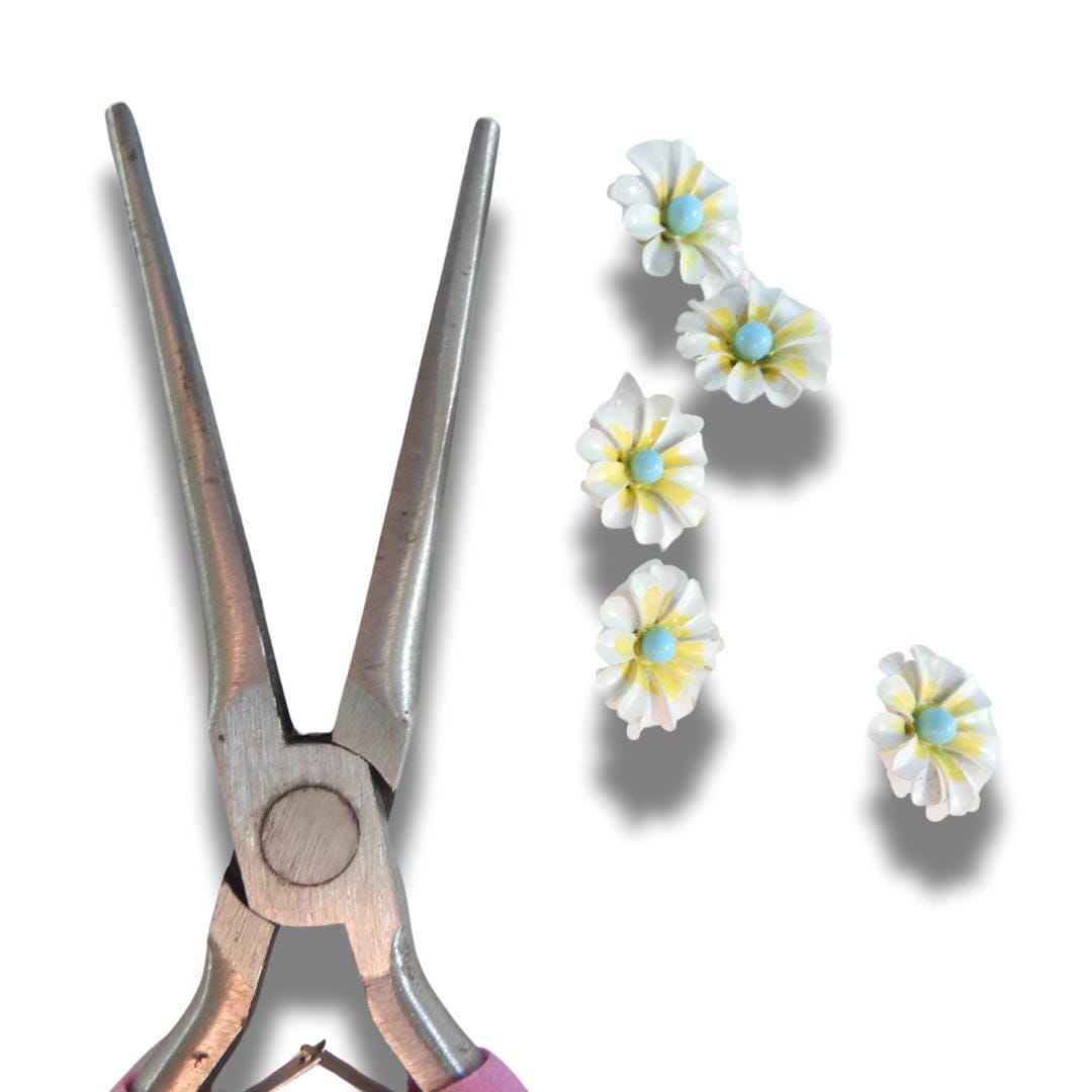 Set of 5 vintage-style daisy flower buttons. Ideal for jewelry, crafts, or country-style wedding decor. Yellow, white and blue, 15 mm