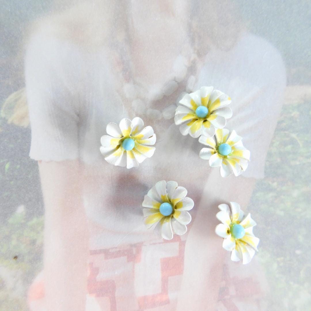 Set of 5 vintage-style daisy flower buttons. Ideal for jewelry, crafts, or country-style wedding decor. Yellow, white and blue, 15 mm