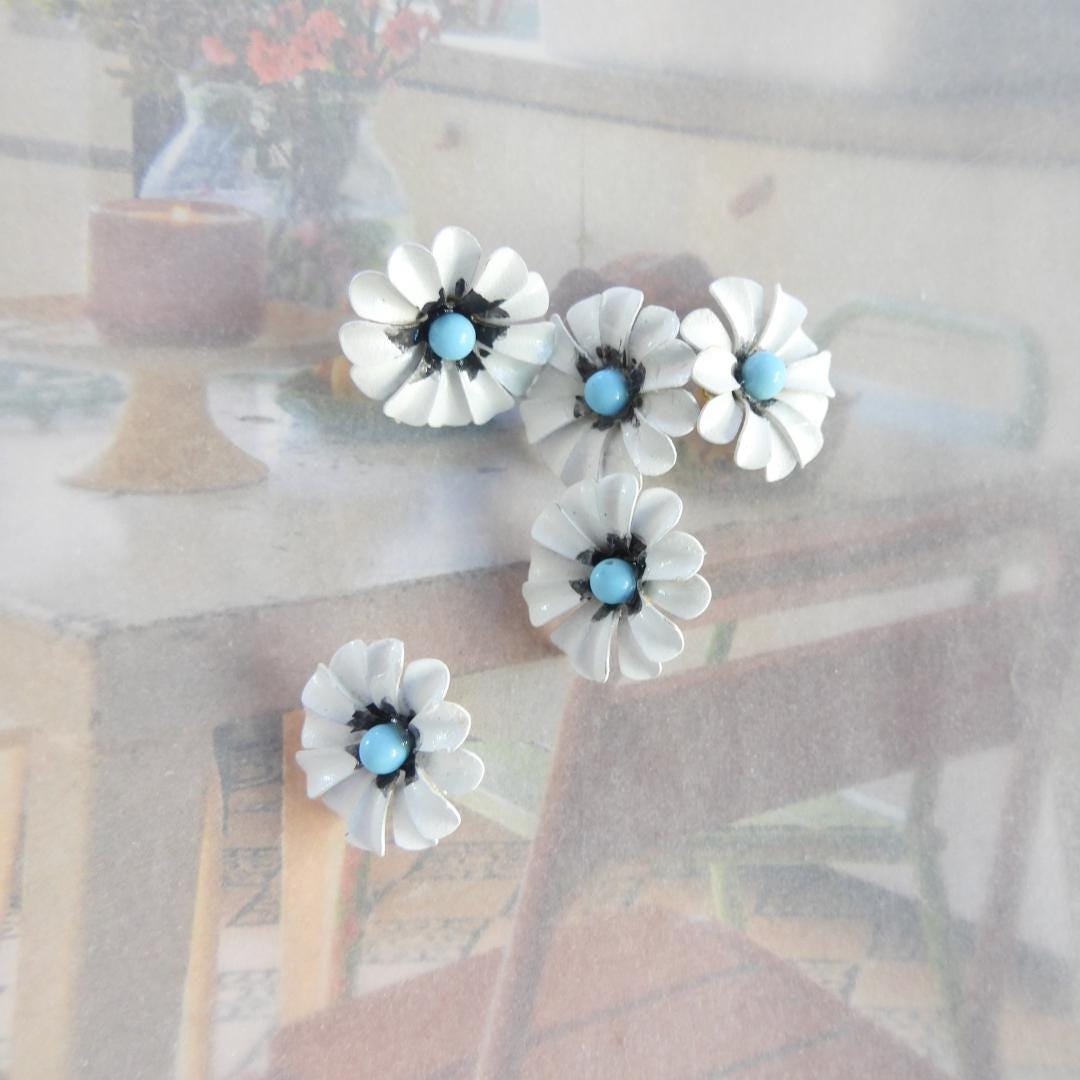 Daisy flower-shaped buttons! Hand-painted with a vintage Czech bead center. For crafting, sewing, fashion, wedding decor. Set of 5, 13 mm