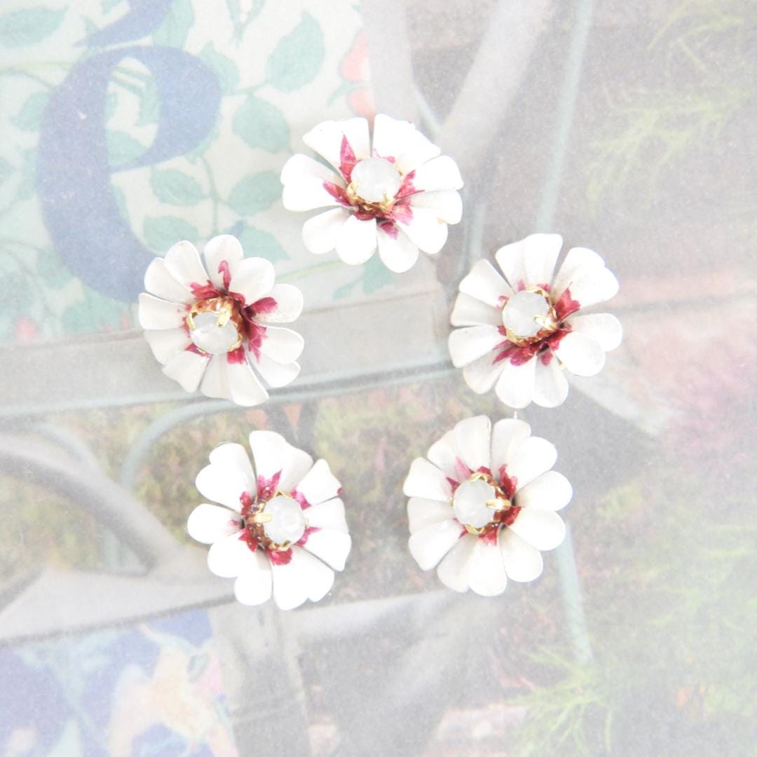 Daisy flower-shaped buttons with a shank! Set of 5, 13 mm. Nice on wedding bouquet, country-style crafts and more. Handmade in Canada.