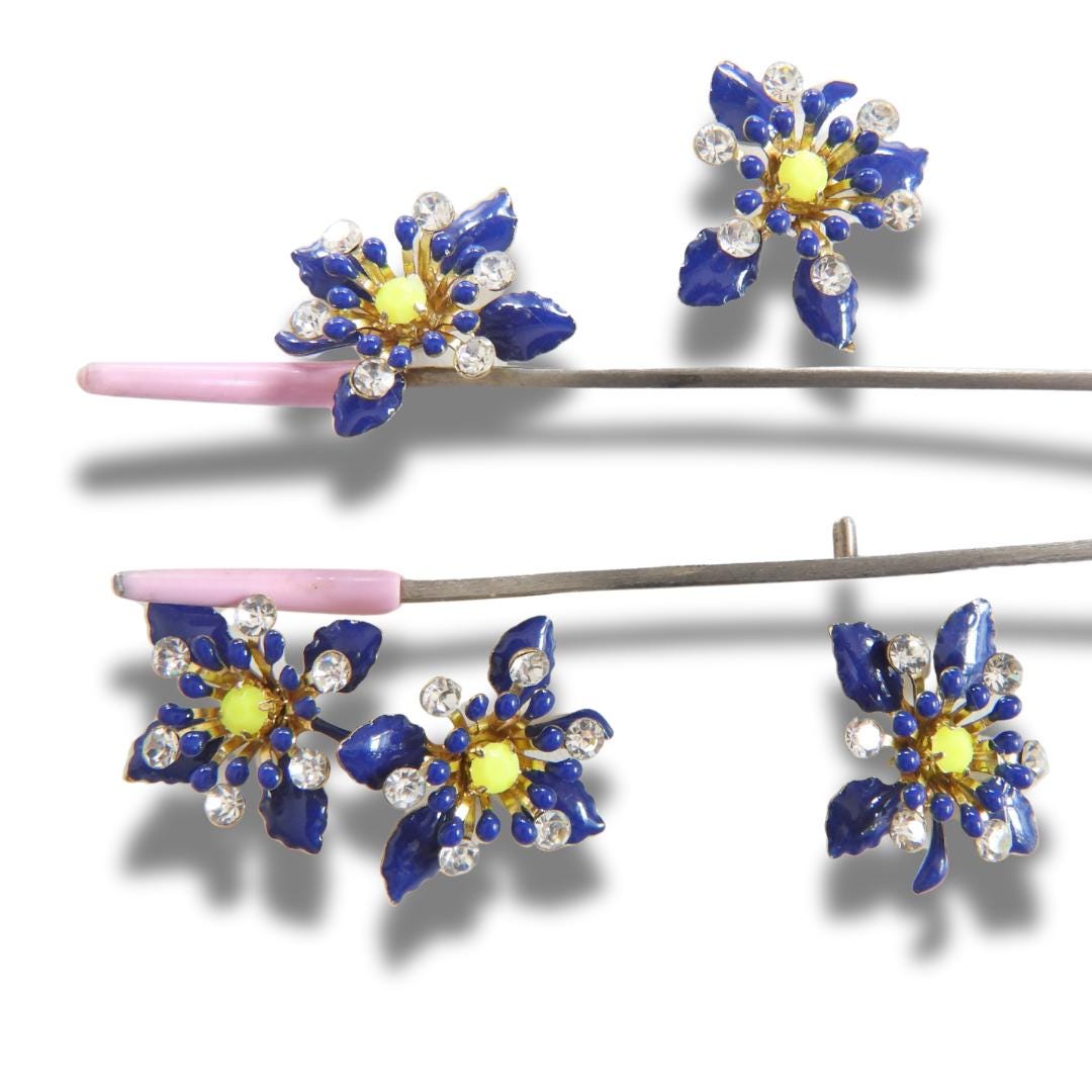 Navy blue flower buttons with yellow rhinestones. Set of 5, 20 mm, Glossy finish, made in Canada, with shank back. For sewing and decorating