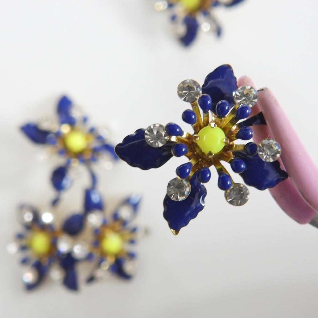 Navy blue flower buttons with yellow rhinestones. Set of 5, 20 mm, Glossy finish, made in Canada, with shank back. For sewing and decorating