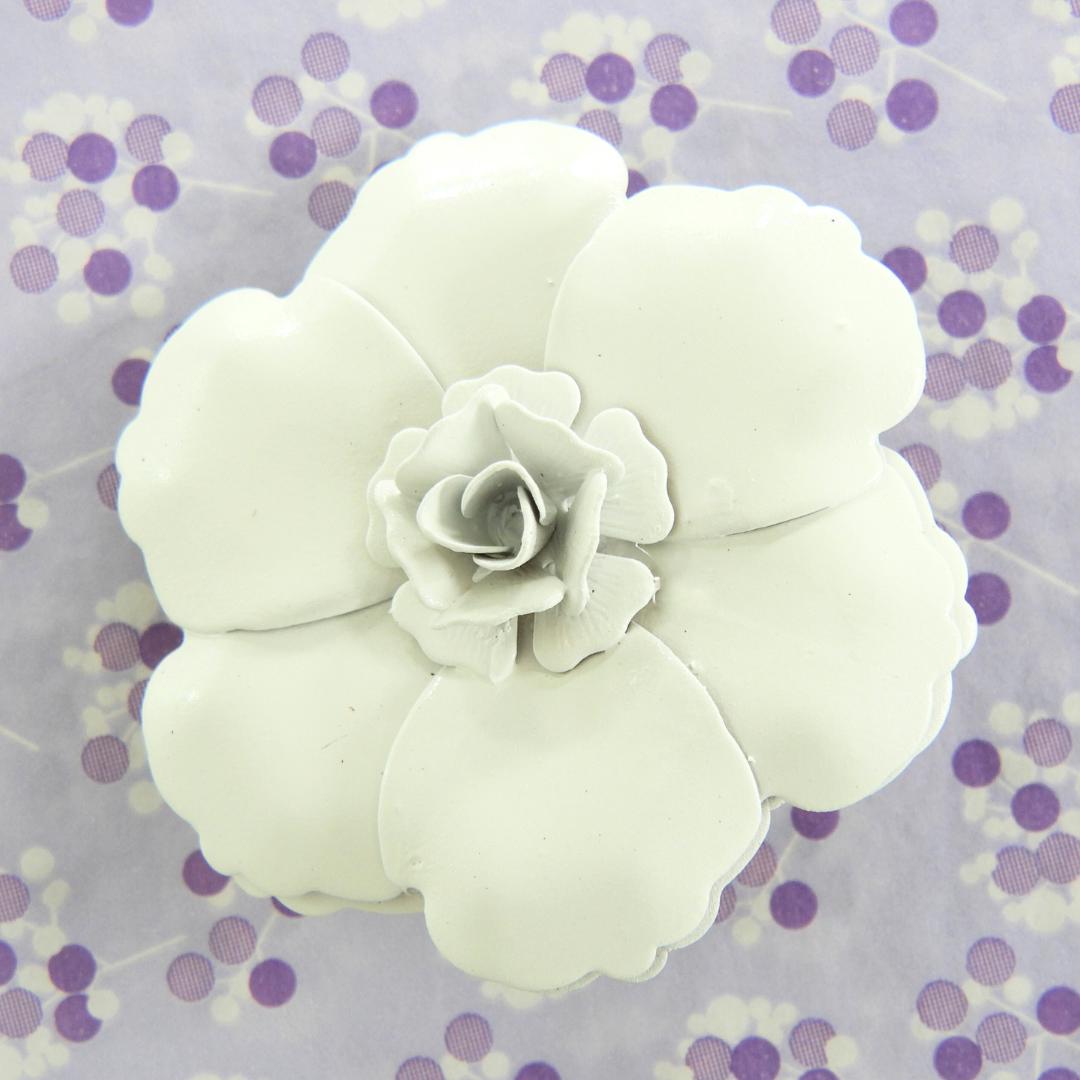 Charming Retro-Inspired Flower Brooch - Inspired by vintage brooches from the 1950s and 60s. Simple and elegant, perfect as bridal jewelry.