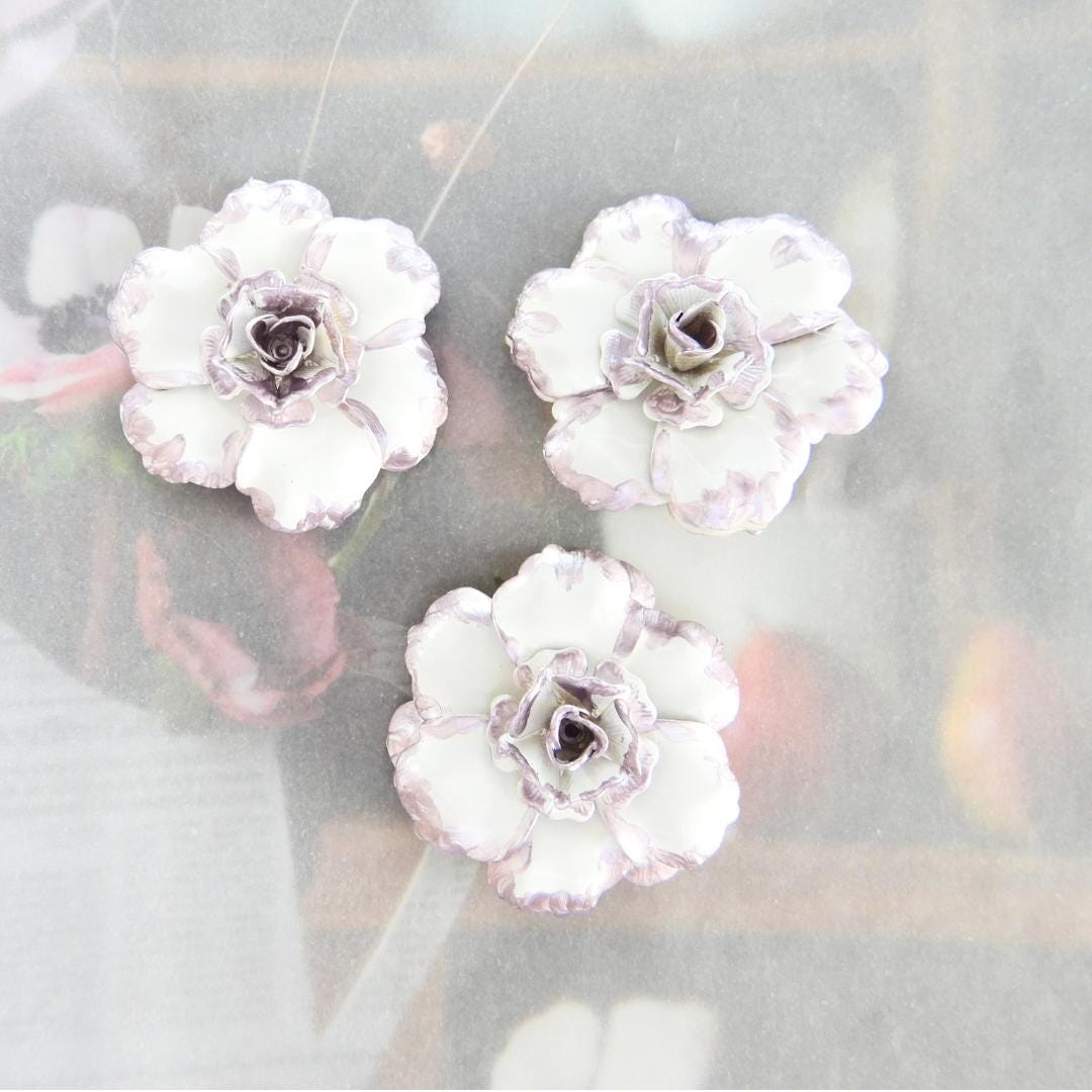 Hand-painted purple and white flower buttons for decorating hats, belts, and bridal décor. 32 mm, set of 3, with a shank, vintage-inspired.