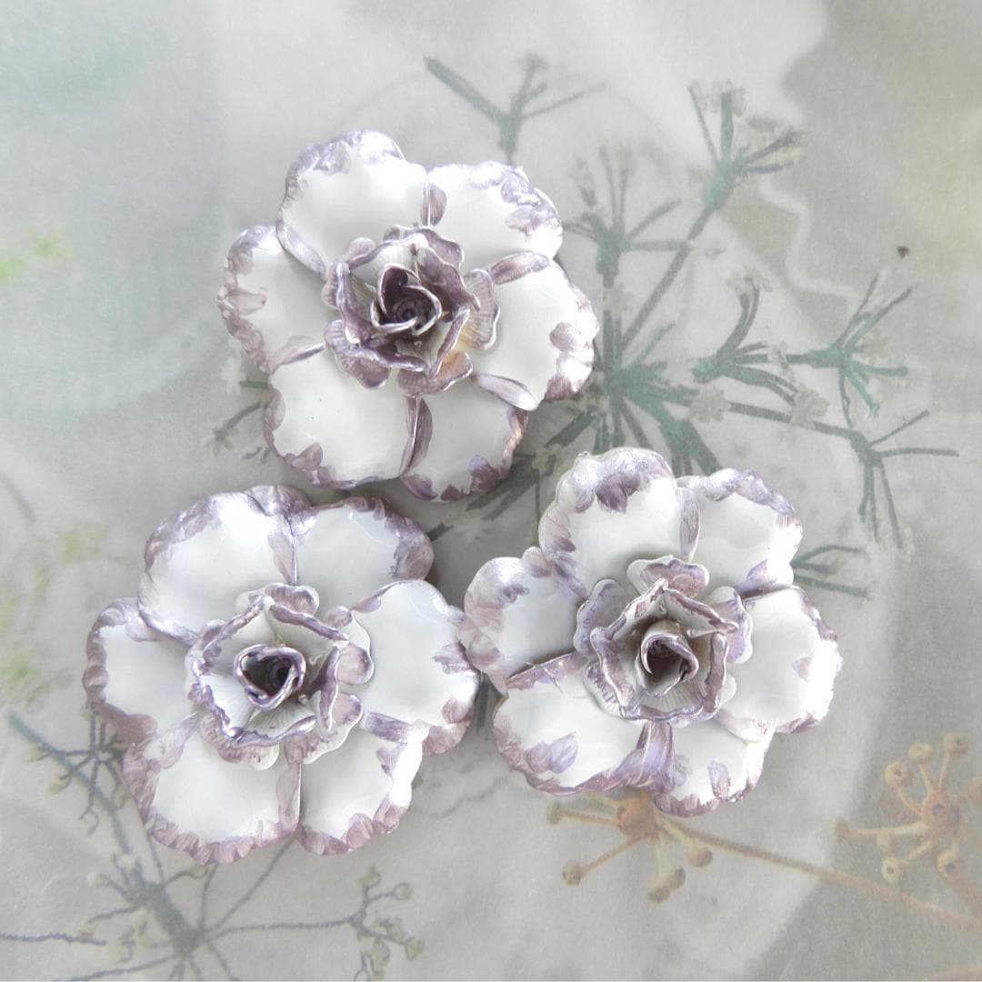 Hand-painted purple and white flower buttons for decorating hats, belts, and bridal décor. 32 mm, set of 3, with a shank, vintage-inspired.