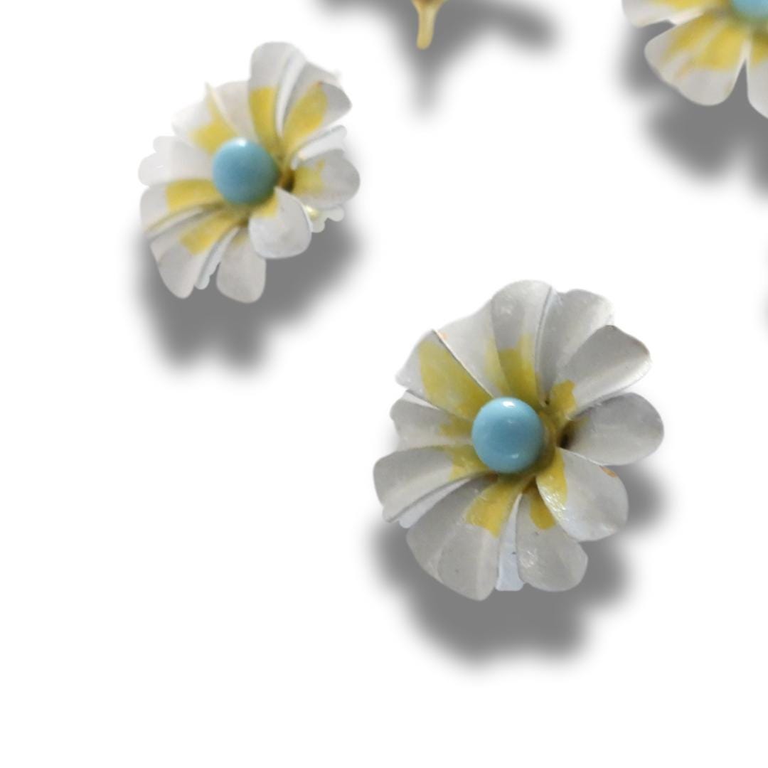 Set of 5 vintage-style daisy flower buttons. Ideal for jewelry, crafts, or country-style wedding decor. Yellow, white and blue, 15 mm