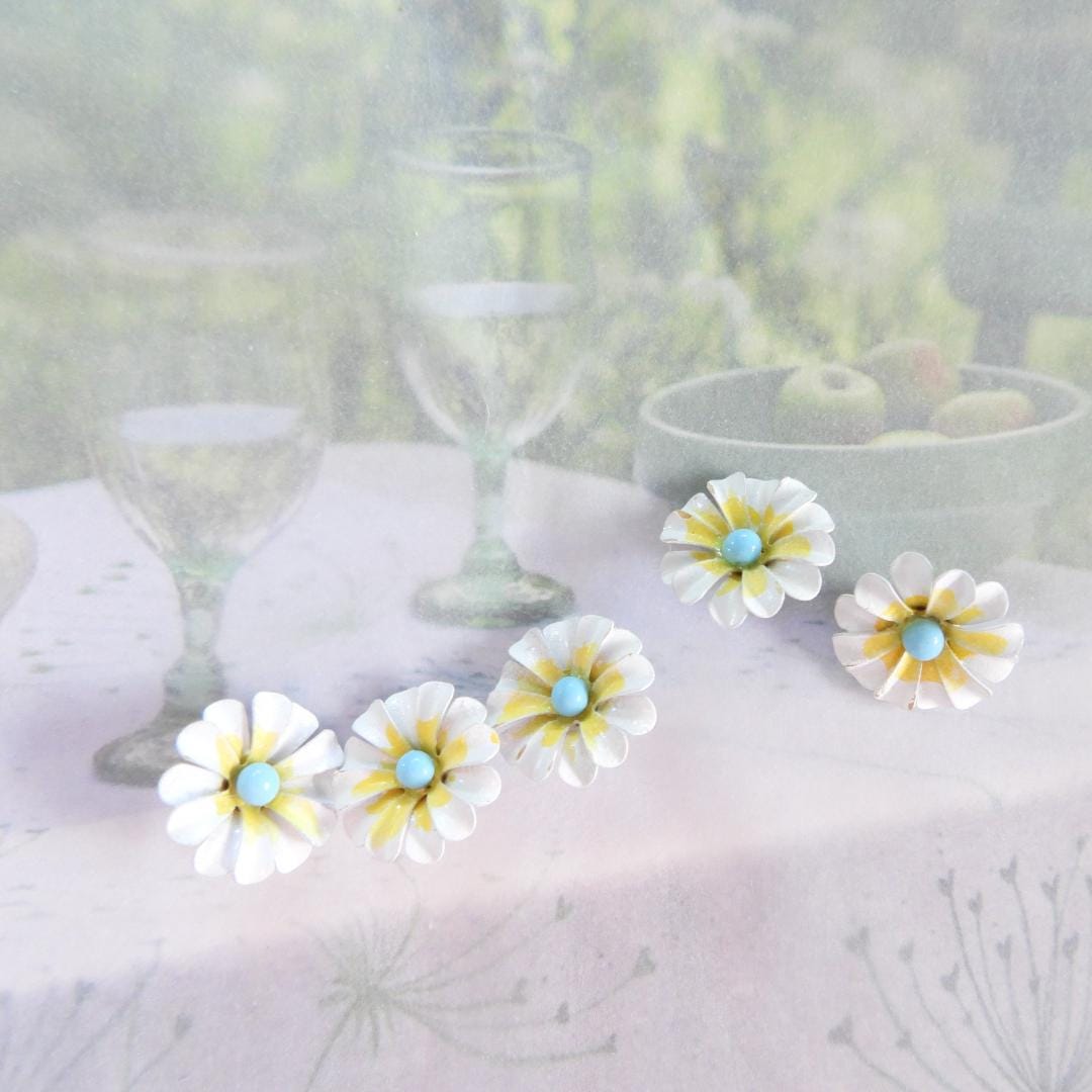 Set of 5 vintage-style daisy flower buttons. Ideal for jewelry, crafts, or country-style wedding decor. Yellow, white and blue, 15 mm
