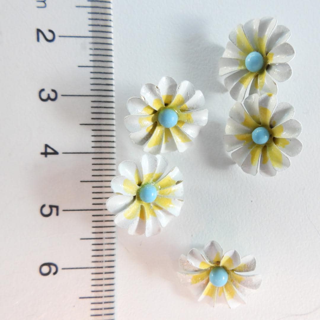 Set of 5 vintage-style daisy flower buttons. Ideal for jewelry, crafts, or country-style wedding decor. Yellow, white and blue, 15 mm