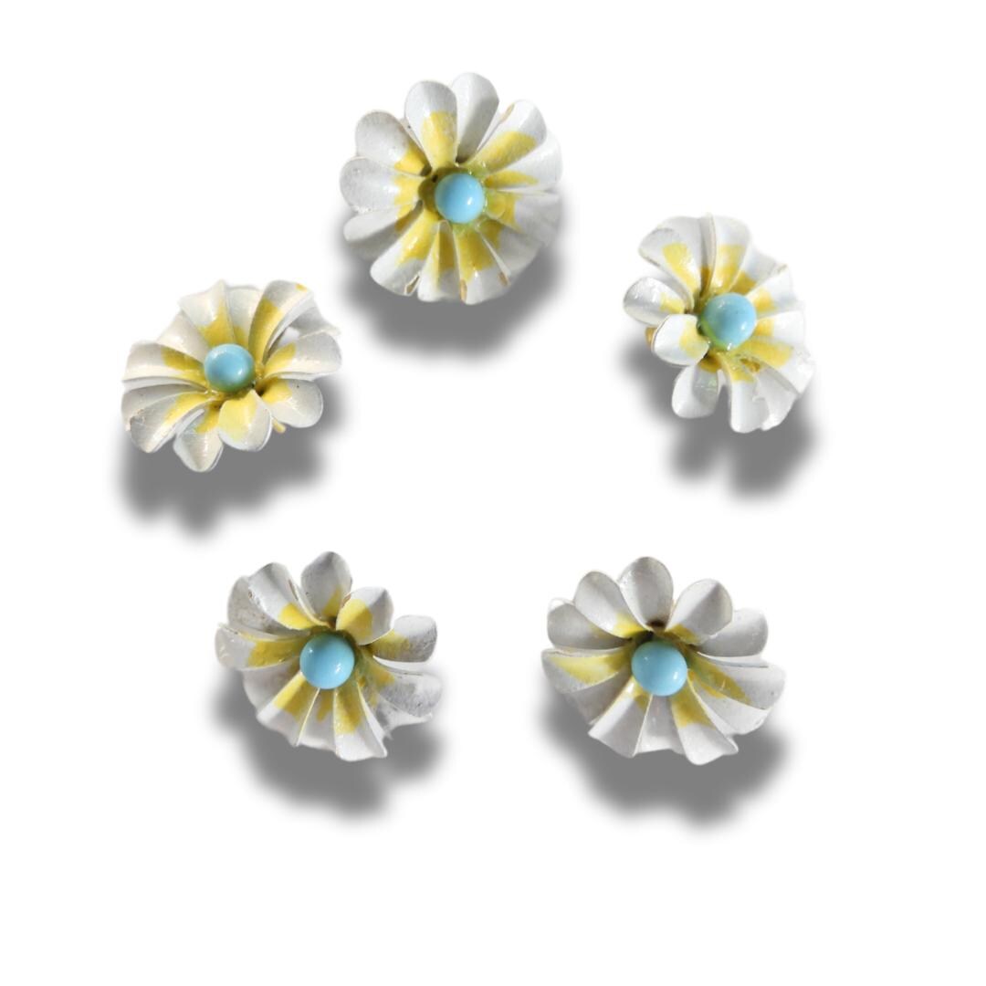 Set of 5 vintage-style daisy flower buttons. Ideal for jewelry, crafts, or country-style wedding decor. Yellow, white and blue, 15 mm