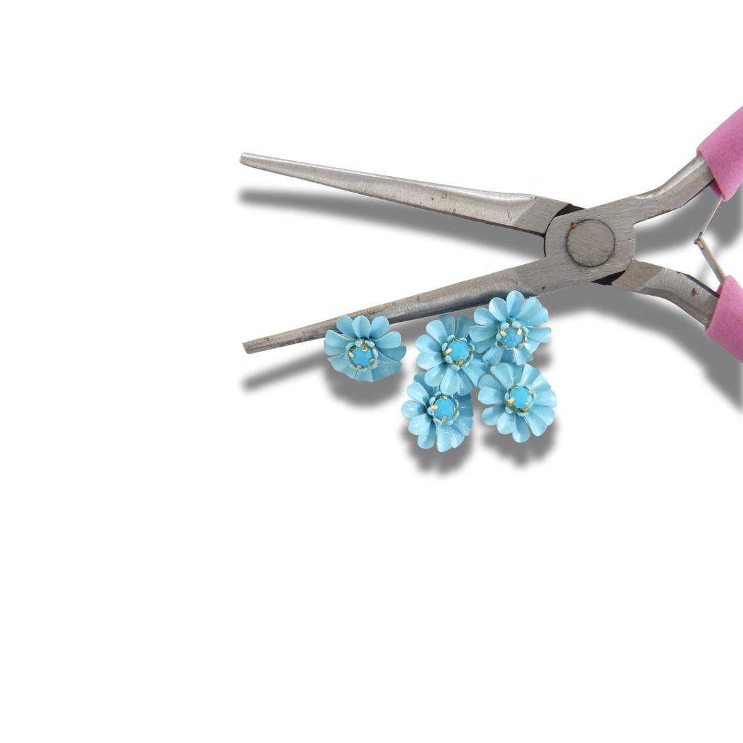 Blue daisy-shaped buttons for summer crafts & jewelry. Add floral flair to sundresses, hats or totes. Set of 5, 13mm, shank back