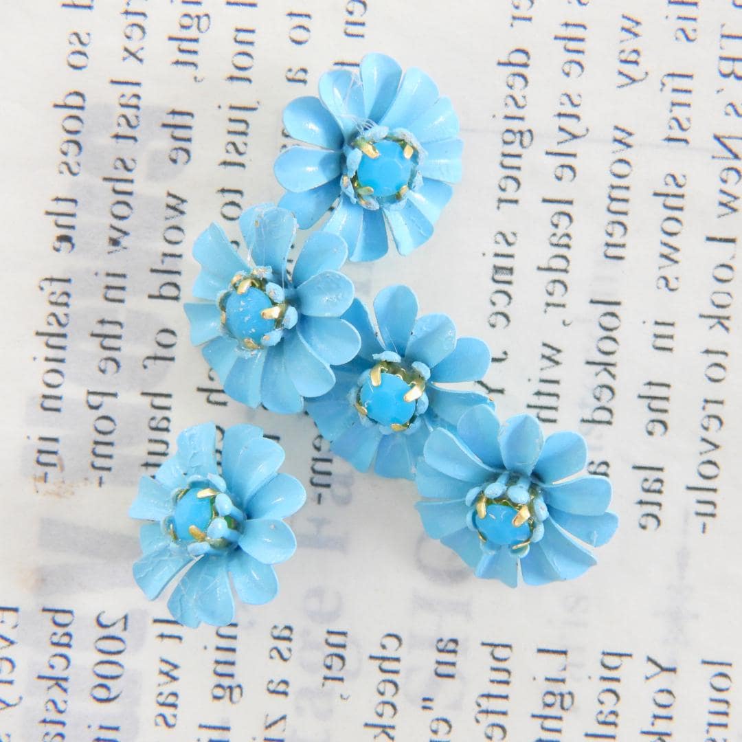 Blue daisy-shaped buttons for summer crafts & jewelry. Add floral flair to sundresses, hats or totes. Set of 5, 13mm, shank back