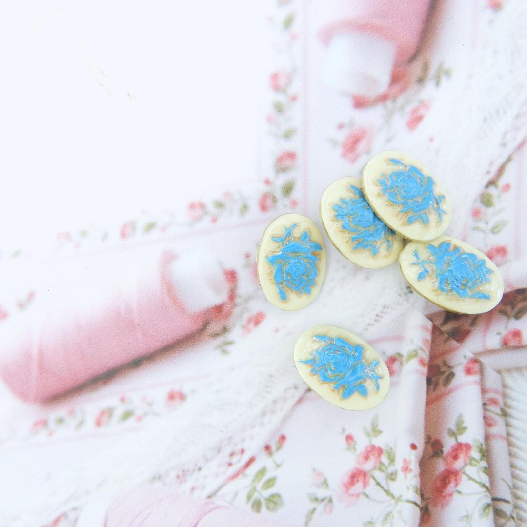 Vintage-inspired set of 5 oval cameo buttons with floral design, perfect for sewing, crafts, and jewelry making. Gift-ready for creatives!