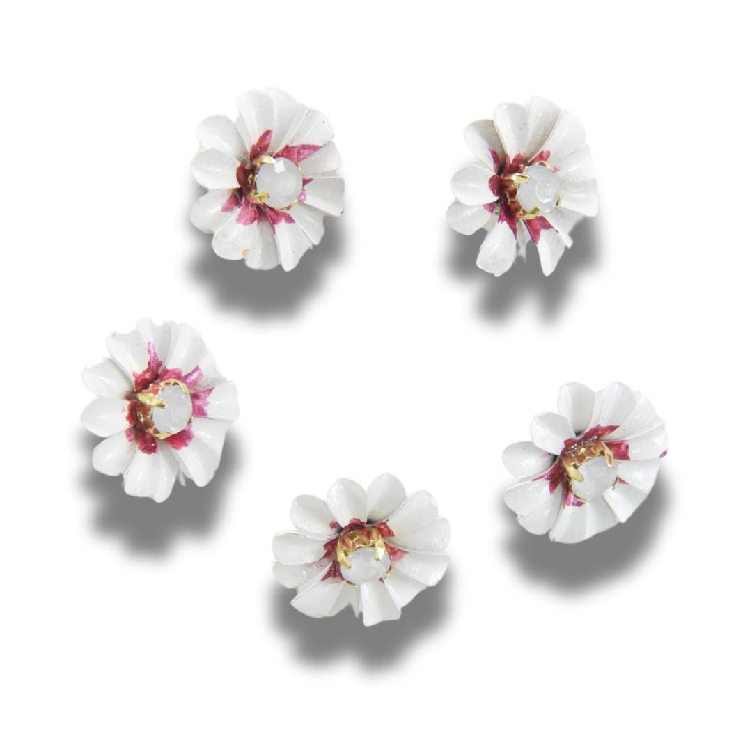 Daisy flower-shaped buttons with a shank! Set of 5, 13 mm. Nice on wedding bouquet, country-style crafts and more. Handmade in Canada.