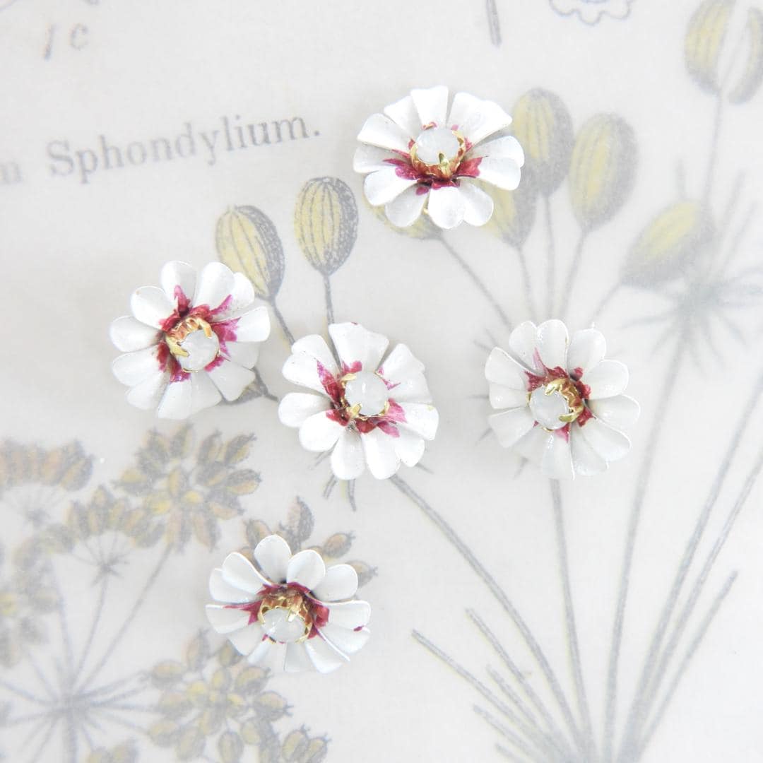 Daisy flower-shaped buttons with a shank! Set of 5, 13 mm. Nice on wedding bouquet, country-style crafts and more. Handmade in Canada.