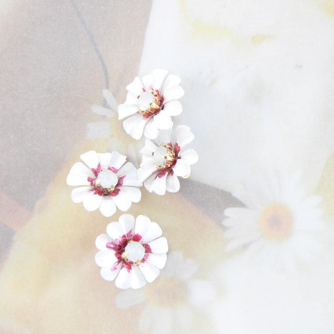 Daisy flower-shaped buttons with a shank! Set of 5, 13 mm. Nice on wedding bouquet, country-style crafts and more. Handmade in Canada.