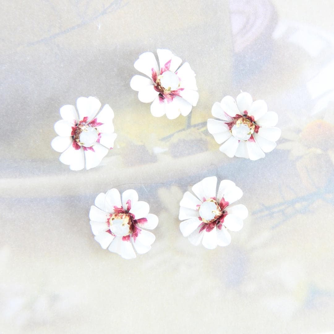 Daisy flower-shaped buttons with a shank! Set of 5, 13 mm. Nice on wedding bouquet, country-style crafts and more. Handmade in Canada.