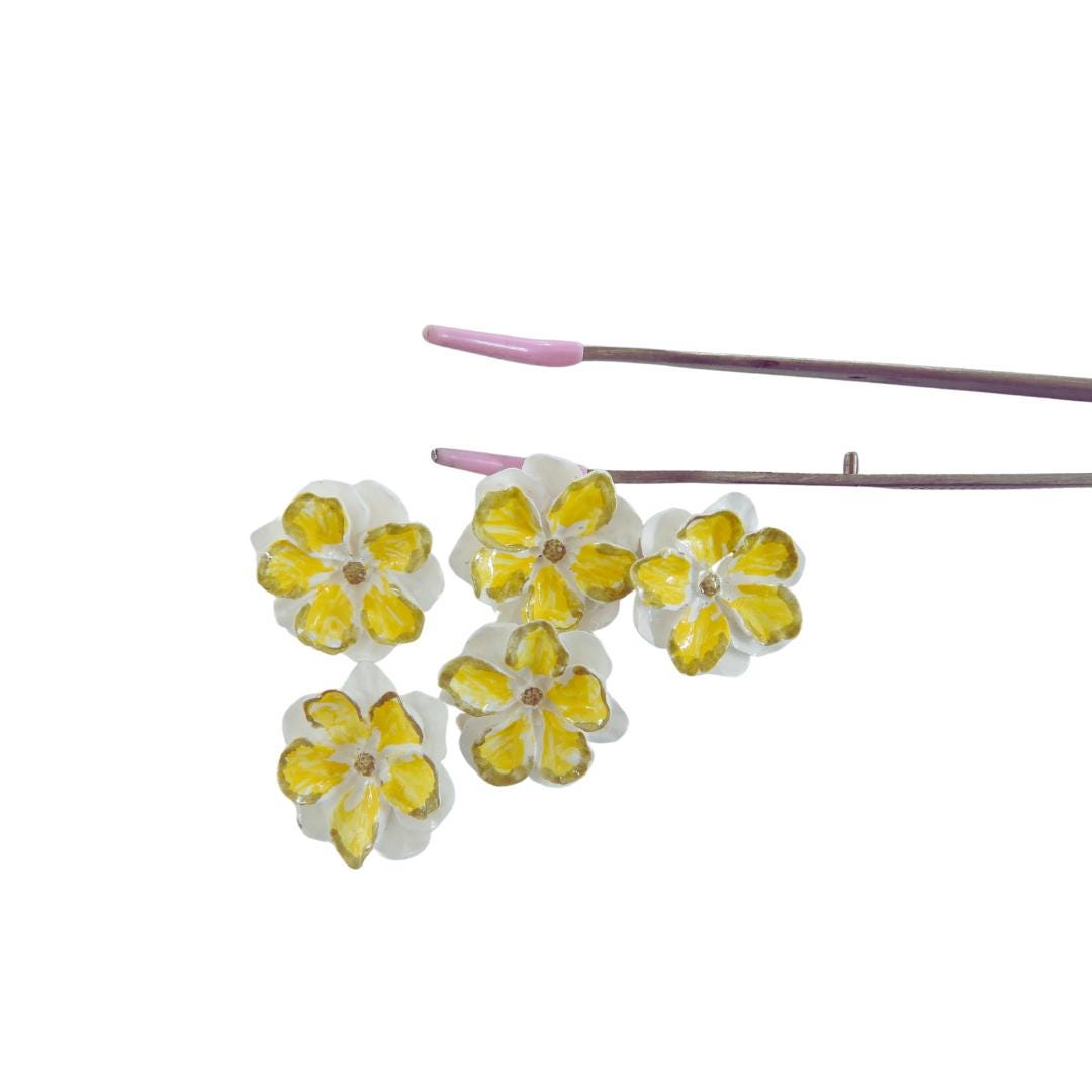 Set of 5 vintage-style yellow flower buttons with a shank, 25 mm wide. Perfect for jewelry making, decorating, sewing, and table settings.