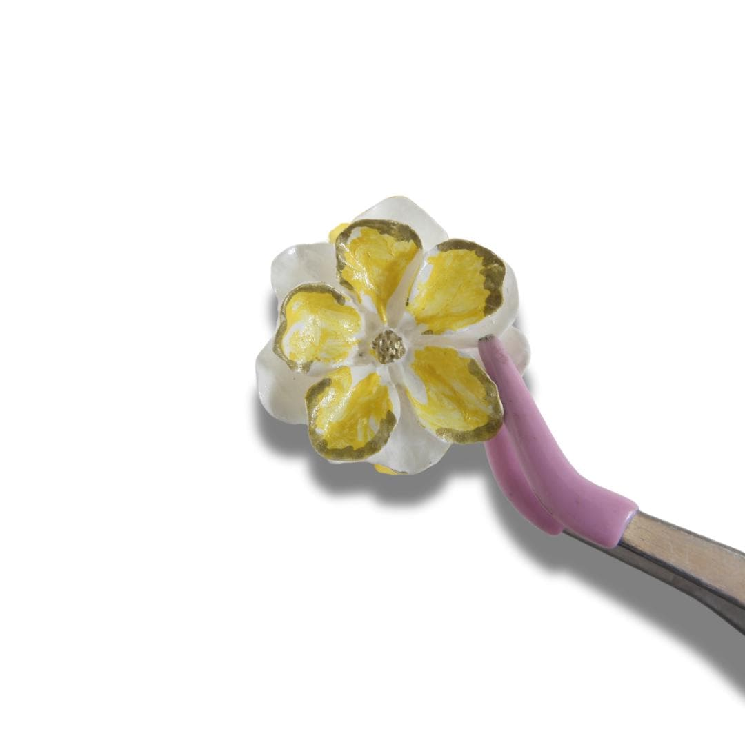 Set of 5 vintage-style yellow flower buttons with a shank, 25 mm wide. Perfect for jewelry making, decorating, sewing, and table settings.