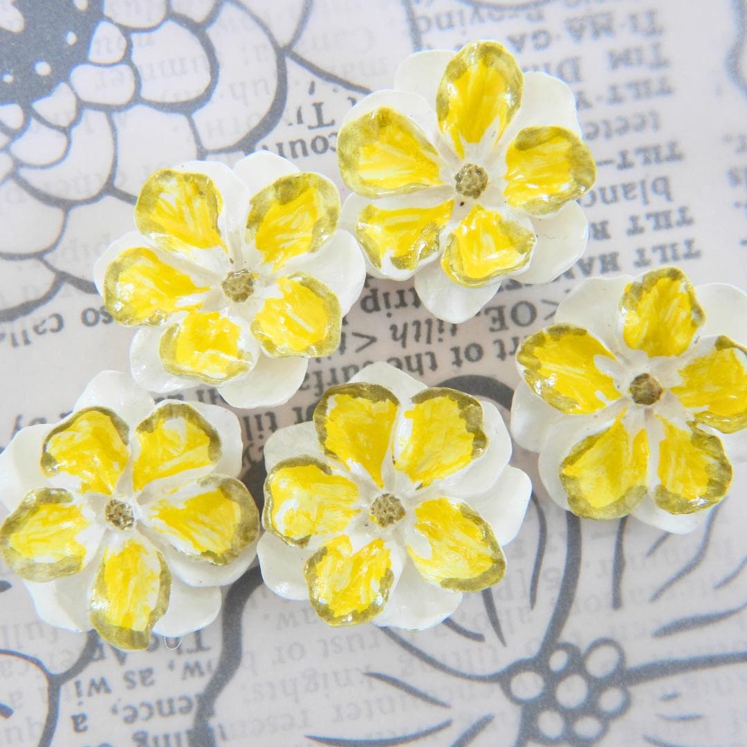 Set of 5 vintage-style yellow flower buttons with a shank, 25 mm wide. Perfect for jewelry making, decorating, sewing, and table settings.