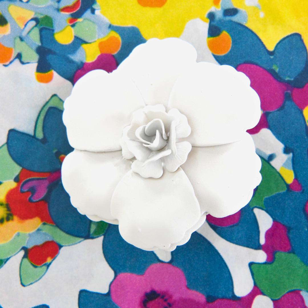 Charming Retro-Inspired Flower Brooch - Inspired by vintage brooches from the 1950s and 60s. Simple and elegant, perfect as bridal jewelry.